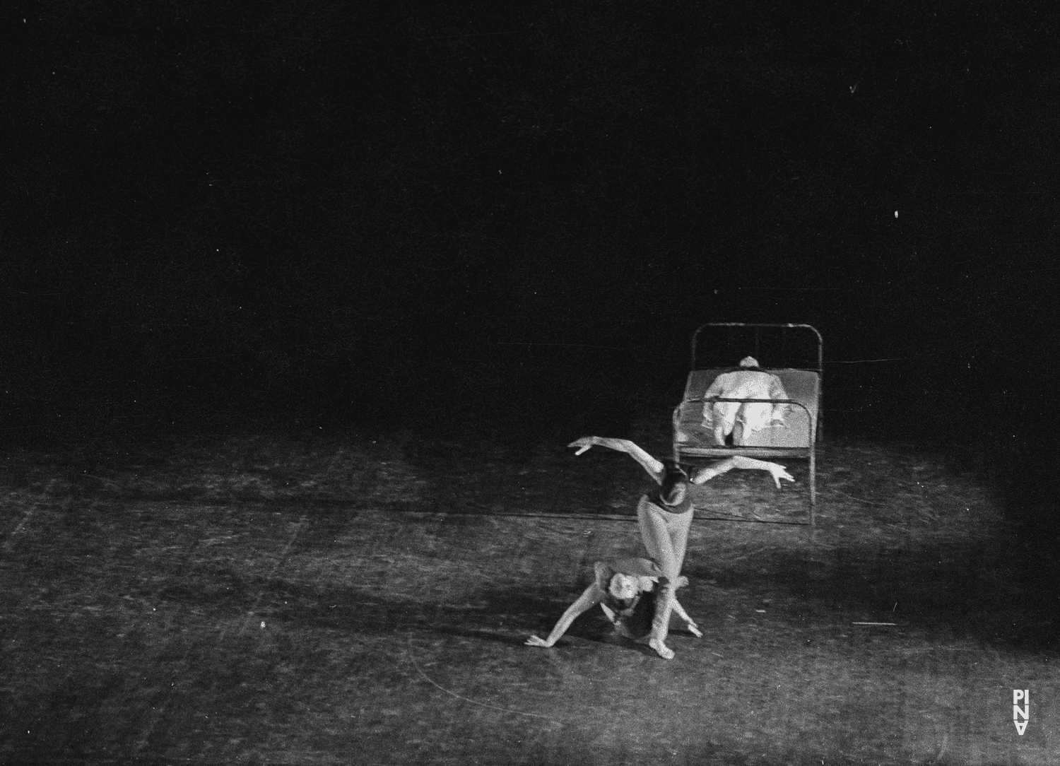 Pina Bausch et Catherine Denisot dans « Aktionen für Tänzer » de Pina Bausch