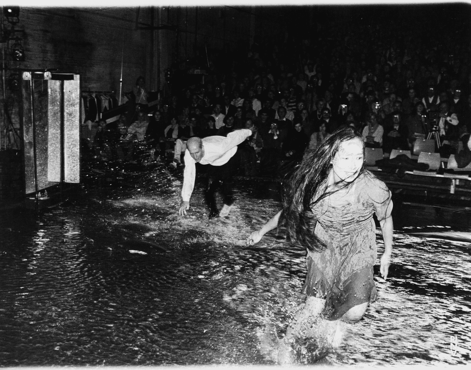 Kyomi Ichida und Jakob Haahr Andersen in „Arien“ von Pina Bausch