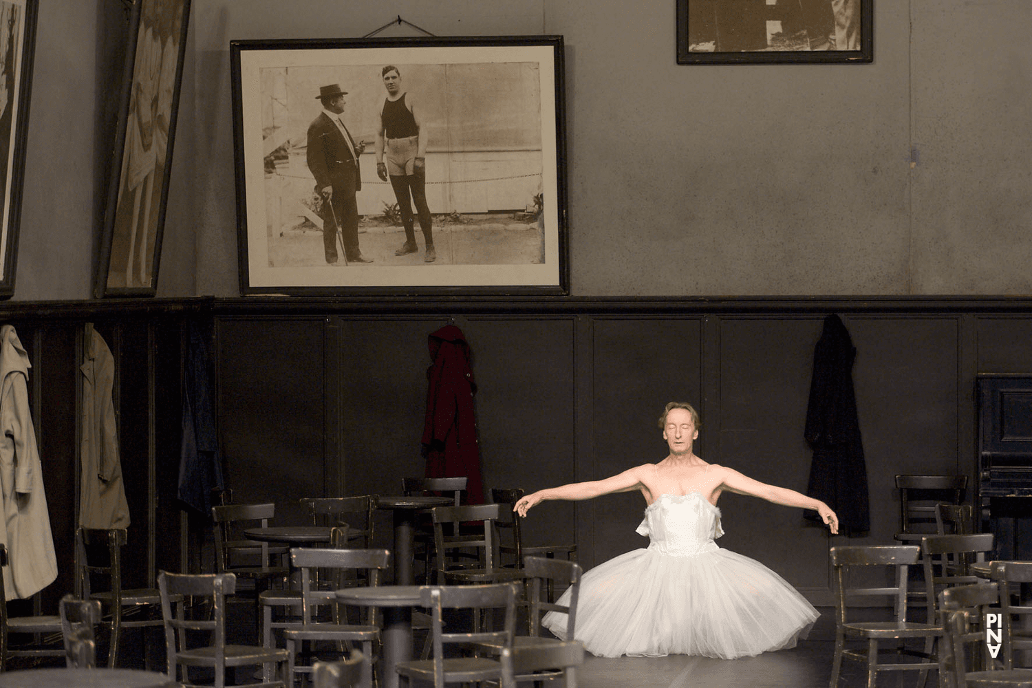 Dominique Mercy in „Bandoneon“ von Pina Bausch mit Tanztheater Wuppertal im Théâtre de la Ville Paris (Frankreich), 4. Juni 2007