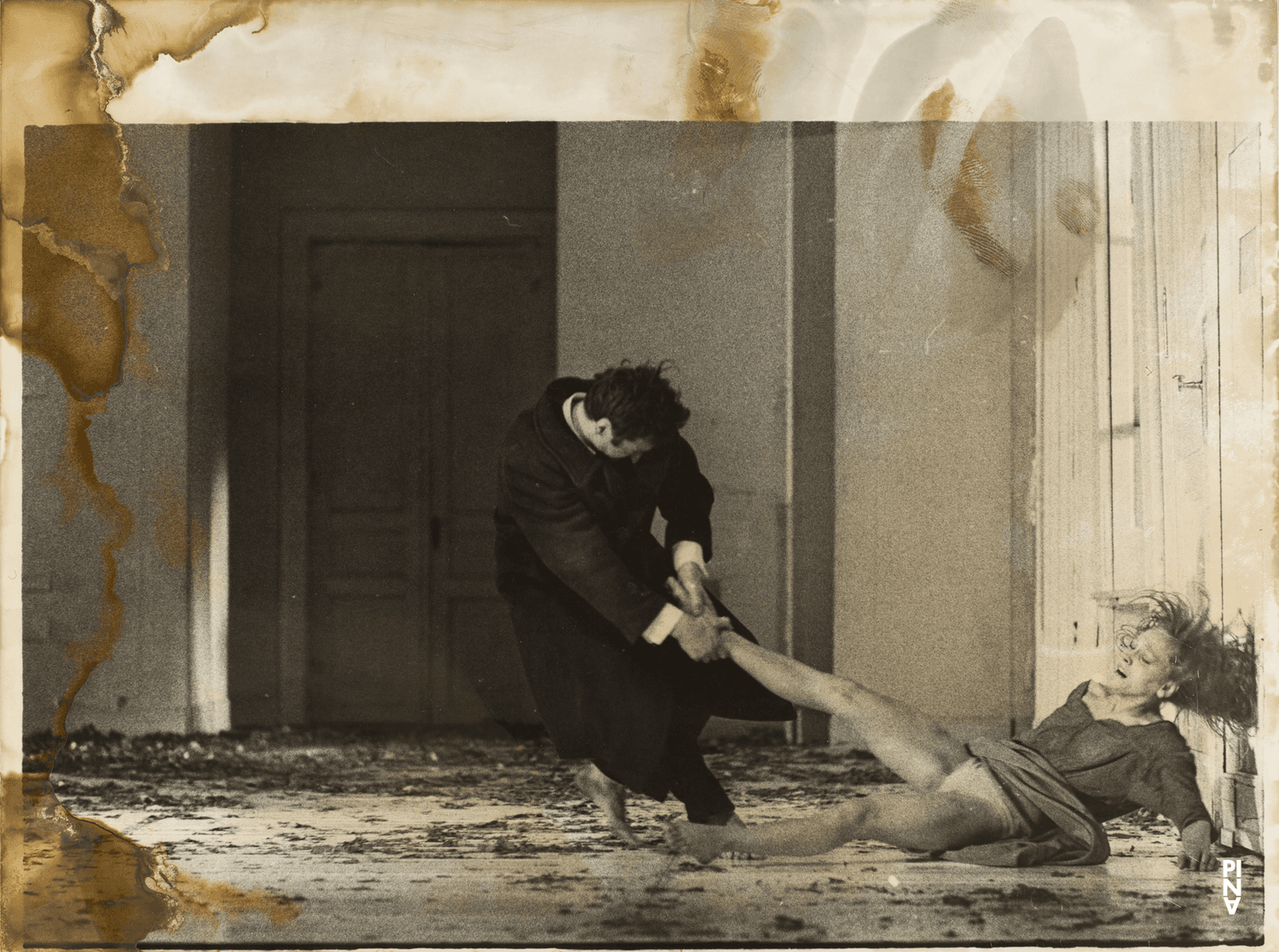 Jan Minařík et Marlis Alt dans « Barbe-Bleue. En écoutant un enregistrement sur bande magnétique de l’opéra de Béla Bartók « Le Château de Barbe-Bleue » » de Pina Bausch