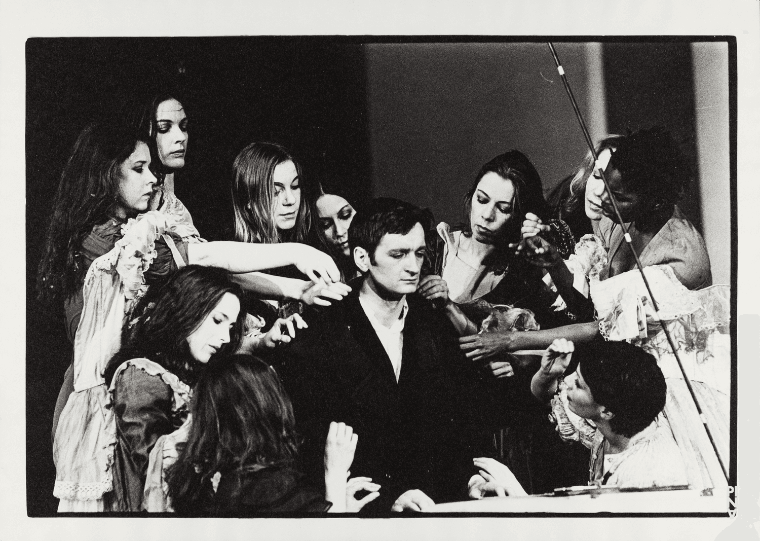 Photo de « Barbe-Bleue. En écoutant un enregistrement sur bande magnétique de l’opéra de Béla Bartók « Le Château de Barbe-Bleue » » de Pina Bausch