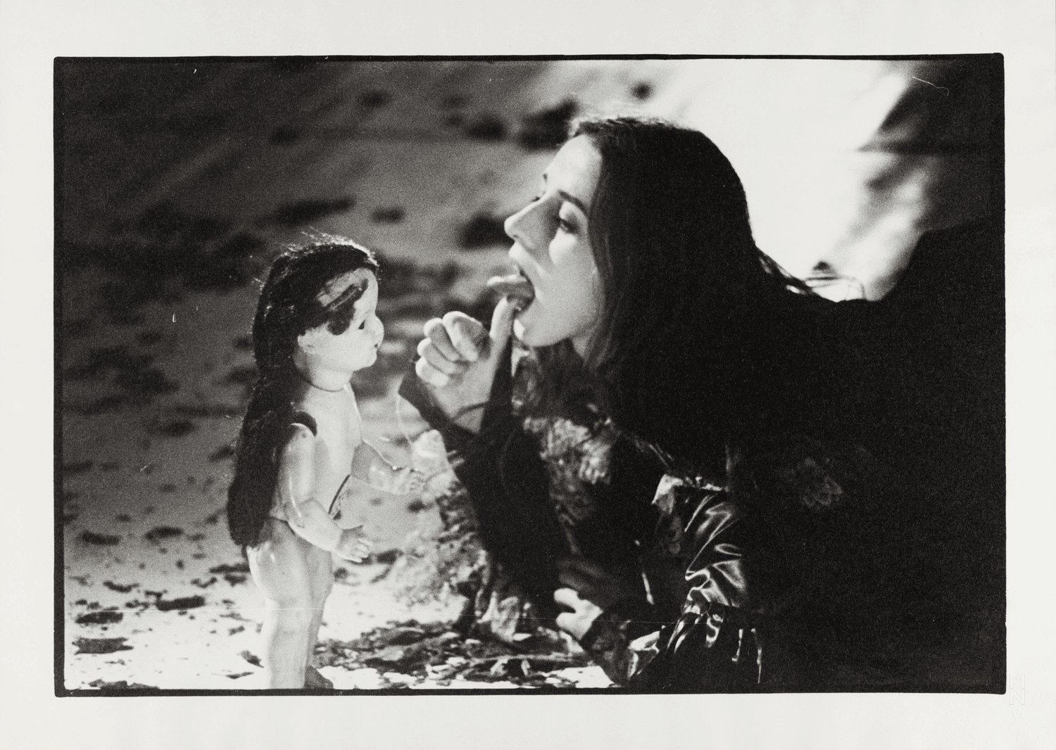 Tjitske Broersma dans « Barbe-Bleue. En écoutant un enregistrement sur bande magnétique de l’opéra de Béla Bartók « Le Château de Barbe-Bleue » » de Pina Bausch