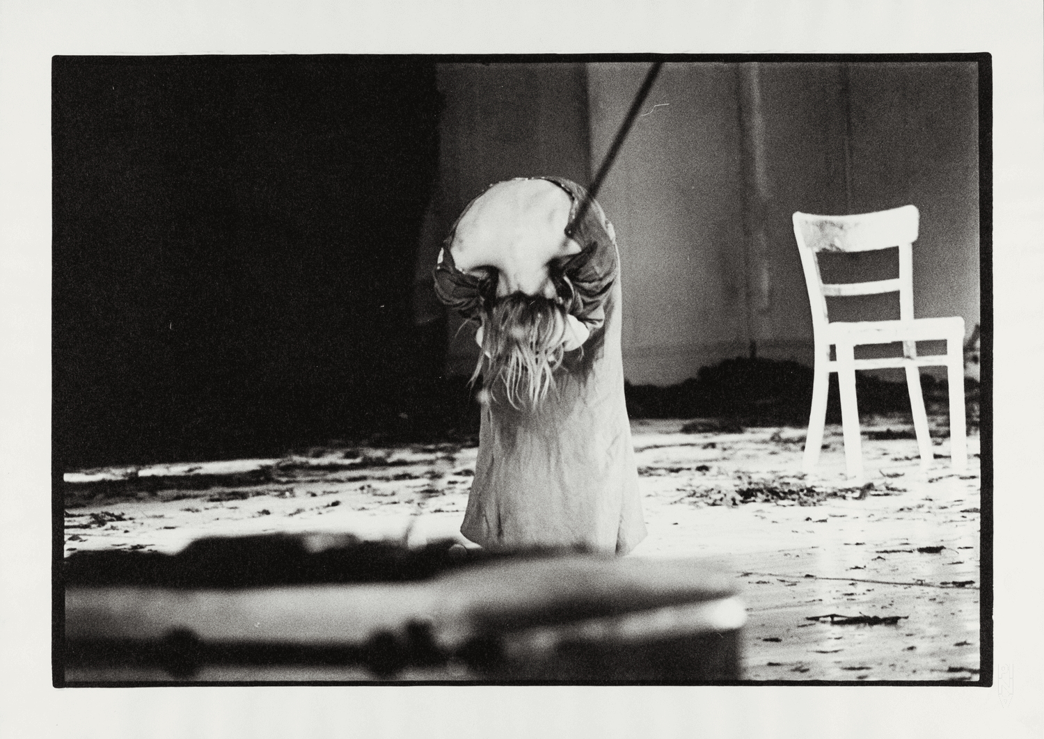 Marlis Alt dans « Barbe-Bleue. En écoutant un enregistrement sur bande magnétique de l’opéra de Béla Bartók « Le Château de Barbe-Bleue » » de Pina Bausch