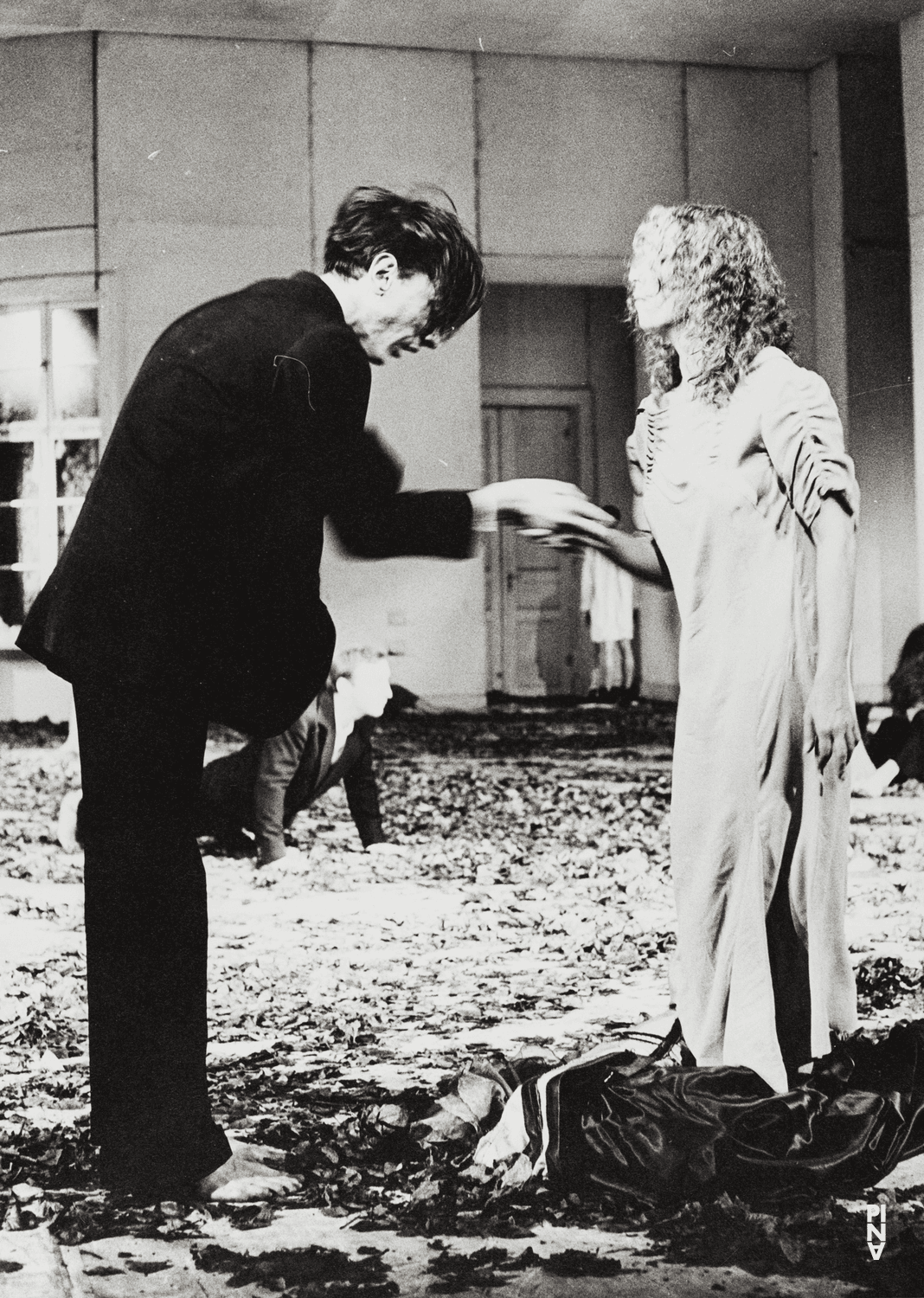 Jean Laurent Sasportes, Marion Cito und Hans Dieter Knebel in „Blaubart. Beim Anhören einer Tonbandaufnahme von Béla Bartóks Oper »Herzog Blaubarts Burg«“ von Pina Bausch