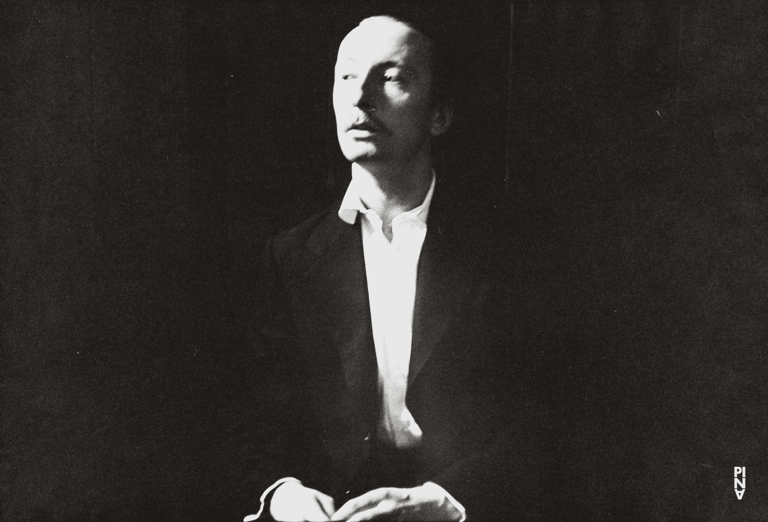 Dominique Mercy in „Blaubart. Beim Anhören einer Tonbandaufnahme von Béla Bartóks Oper »Herzog Blaubarts Burg«“ von Pina Bausch