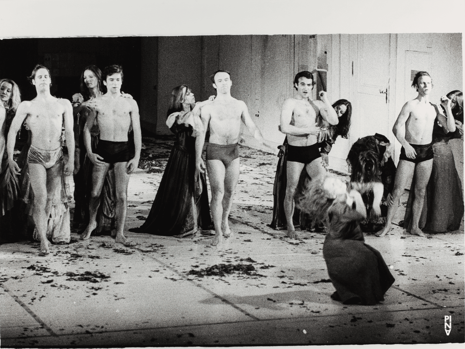 „Blaubart. Beim Anhören einer Tonbandaufnahme von Béla Bartóks Oper »Herzog Blaubarts Burg«“ von Pina Bausch