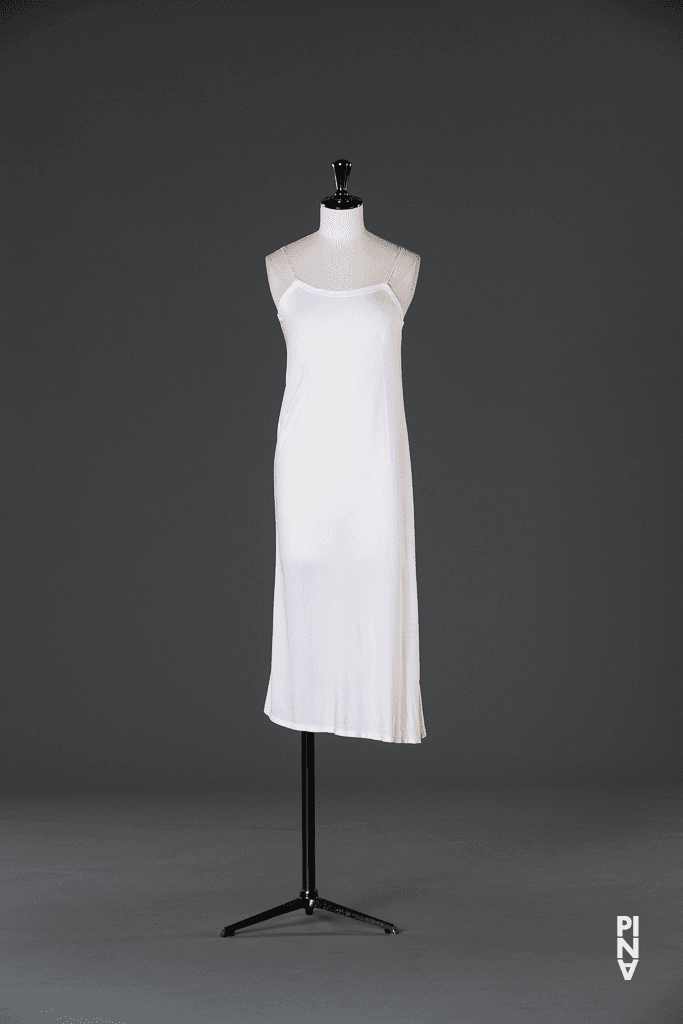 Jupon, porté dans Anne Marie Benati, Marion Cito, Josephine Ann Endicott et Monika Sagon en « Barbe-Bleue. En écoutant un enregistrement sur bande magnétique de l’opéra de Béla Bartók « Le Château de Barbe-Bleue » » de Pina Bausch