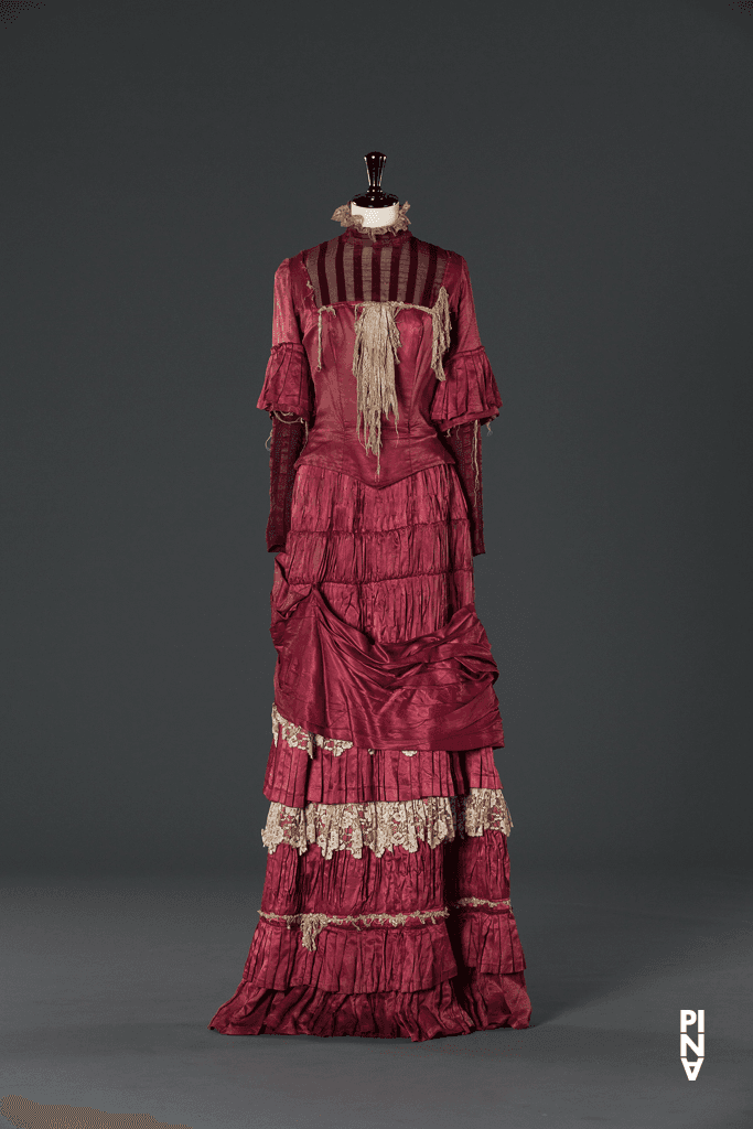 Langes Kleid, getragen von Tjitske Broersma in „Blaubart. Beim Anhören einer Tonbandaufnahme von Béla Bartóks Oper »Herzog Blaubarts Burg«“ von Pina Bausch