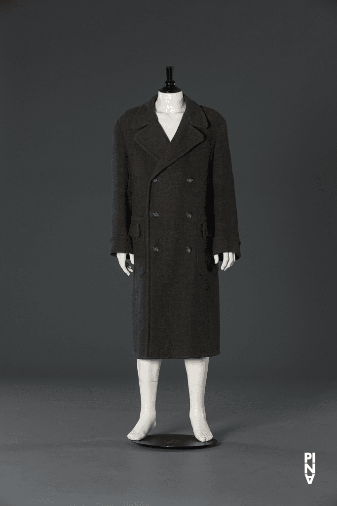 Manteau, porté dans « Barbe-Bleue. En écoutant un enregistrement sur bande magnétique de l’opéra de Béla Bartók « Le Château de Barbe-Bleue » » de Pina Bausch