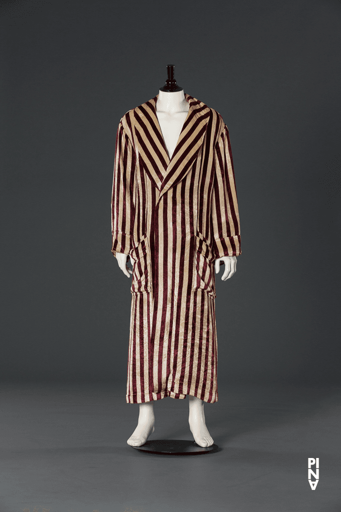 Bademantel, getragen von Jan Minařík in „Blaubart. Beim Anhören einer Tonbandaufnahme von Béla Bartóks Oper »Herzog Blaubarts Burg«“ von Pina Bausch