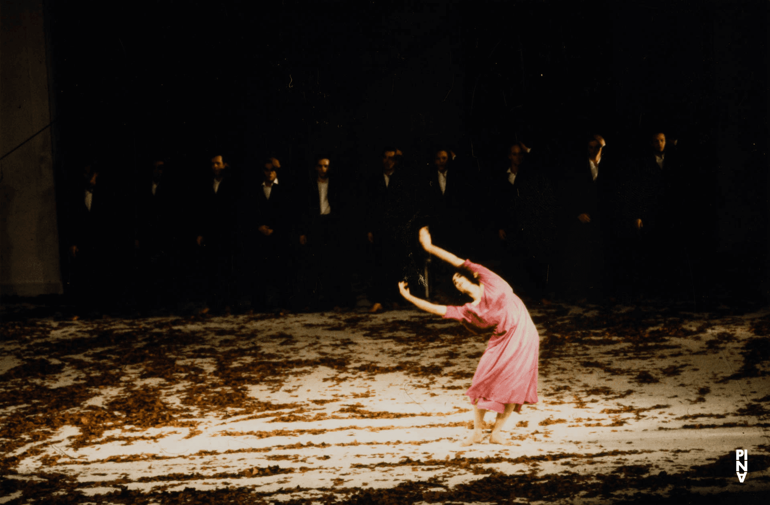 Cristiana Morganti dans « Barbe-Bleue. En écoutant un enregistrement sur bande magnétique de l’opéra de Béla Bartók « Le Château de Barbe-Bleue » » de Pina Bausch