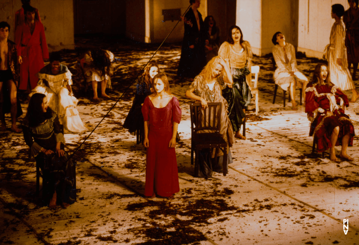 Photo de « Barbe-Bleue. En écoutant un enregistrement sur bande magnétique de l’opéra de Béla Bartók « Le Château de Barbe-Bleue » » de Pina Bausch