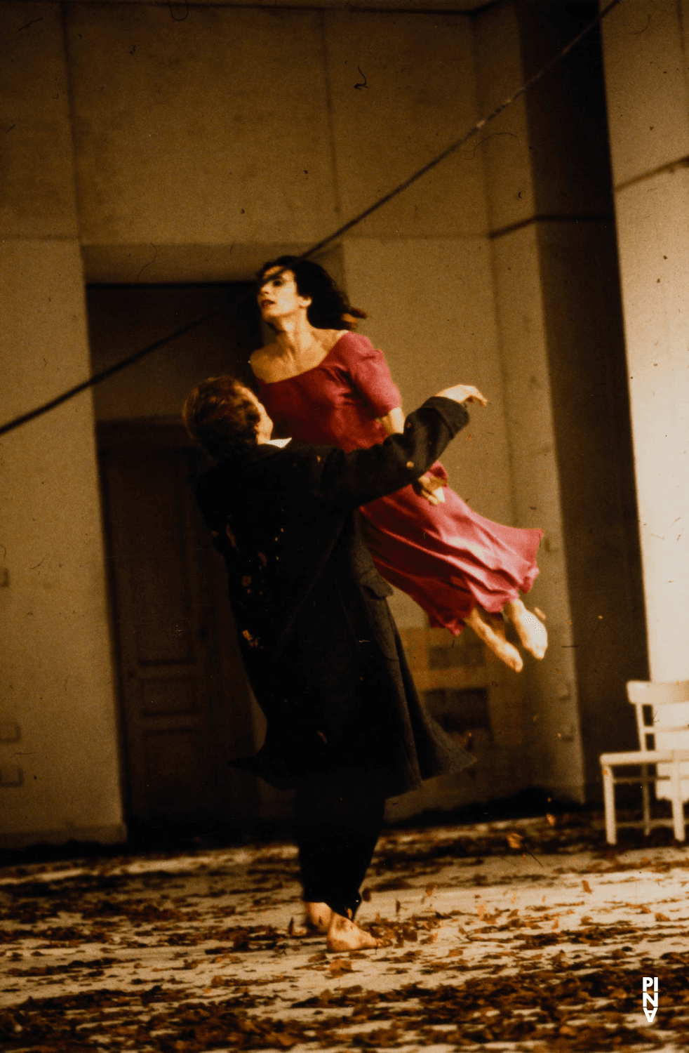 Hans Beenhakker und Beatrice Libonati in „Blaubart. Beim Anhören einer Tonbandaufnahme von Béla Bartóks Oper »Herzog Blaubarts Burg«“ von Pina Bausch