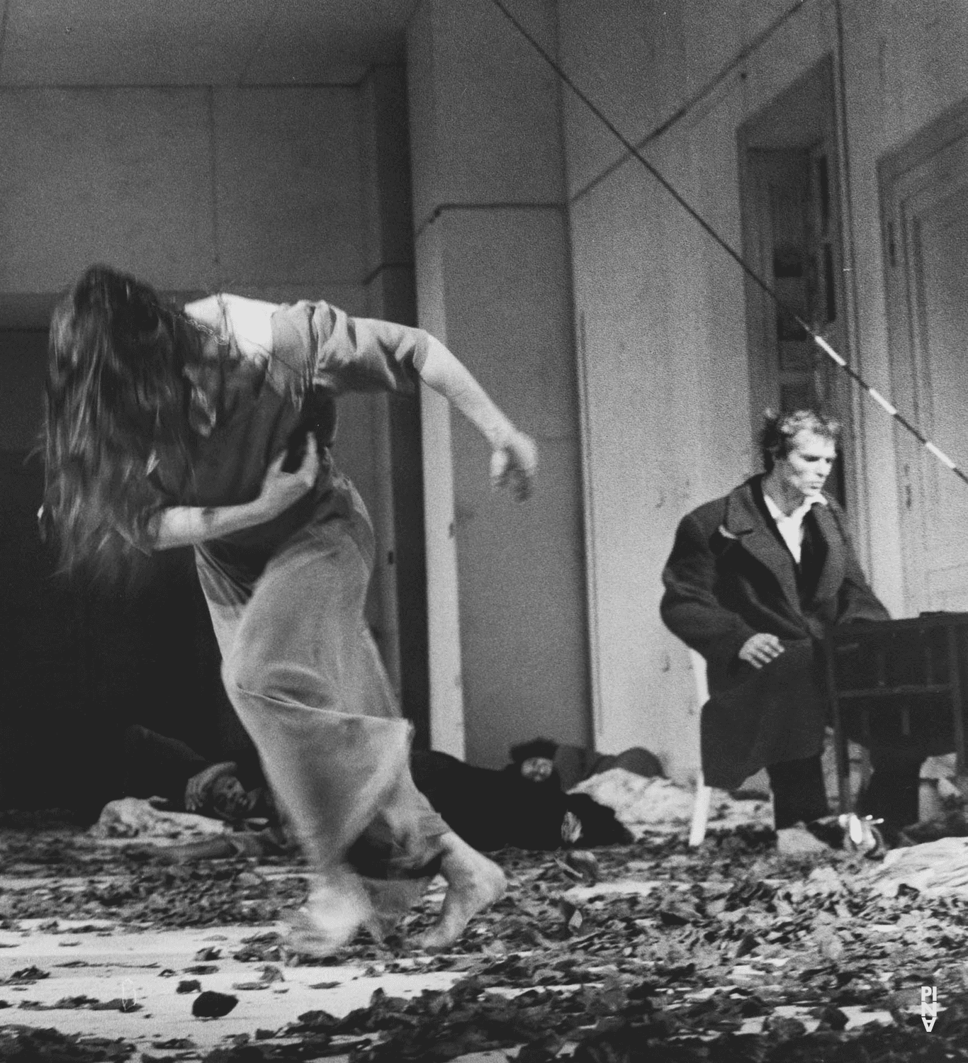 Hans Beenhakker, Quincella Swyningan et Regina Advento dans « Barbe-Bleue. En écoutant un enregistrement sur bande magnétique de l’opéra de Béla Bartók « Le Château de Barbe-Bleue » » de Pina Bausch