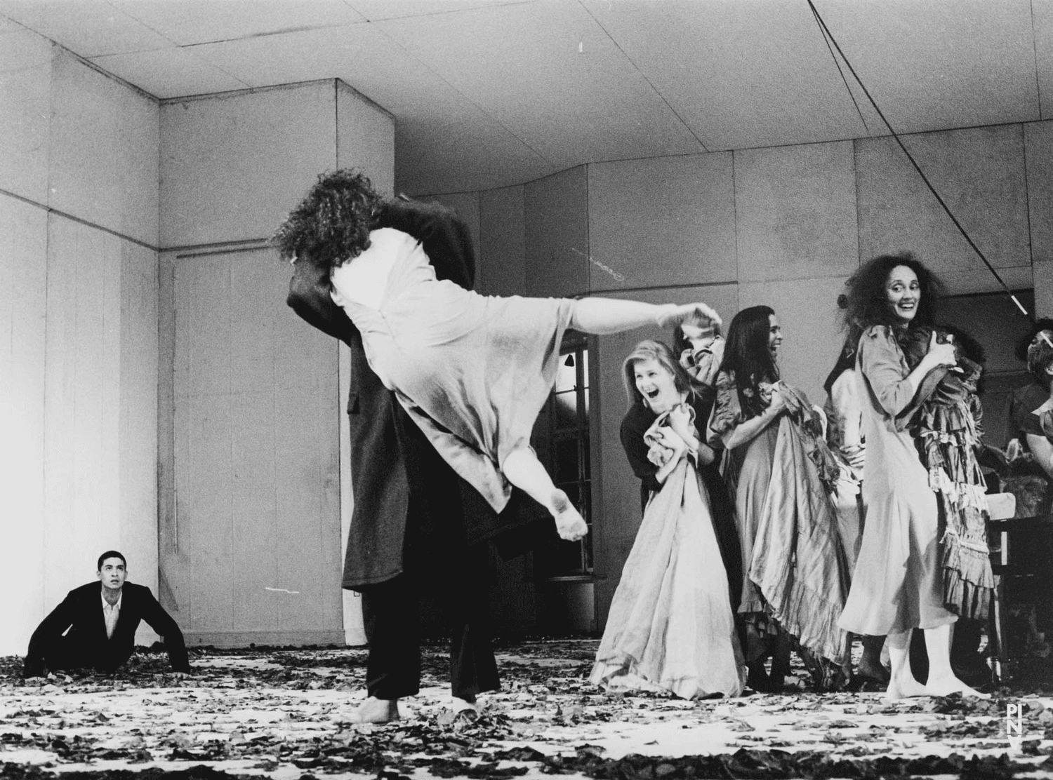 Photo de « Barbe-Bleue. En écoutant un enregistrement sur bande magnétique de l’opéra de Béla Bartók « Le Château de Barbe-Bleue » » de Pina Bausch