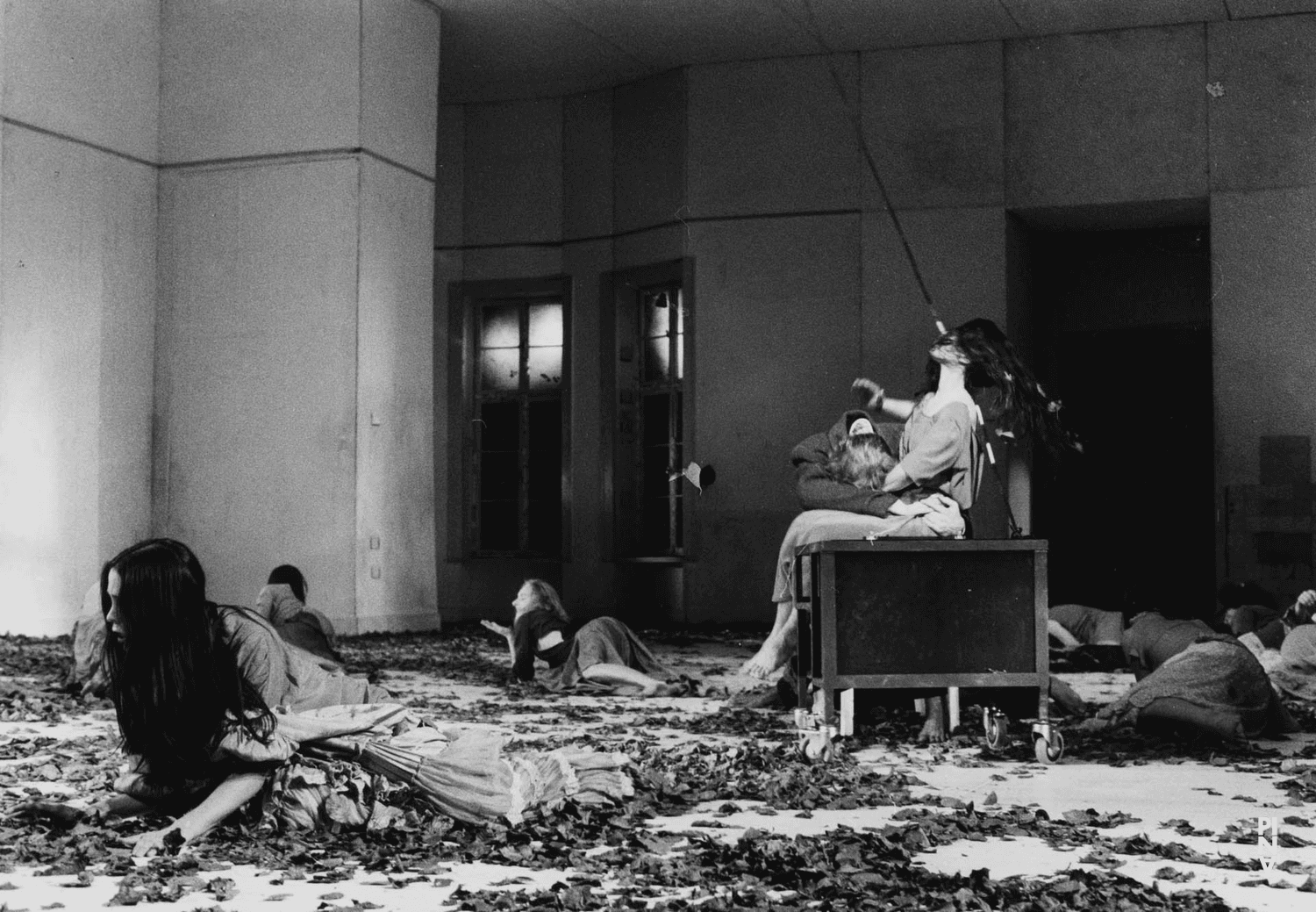 Ruth Amarante und Julie Shanahan in „Blaubart. Beim Anhören einer Tonbandaufnahme von Béla Bartóks Oper »Herzog Blaubarts Burg«“ von Pina Bausch