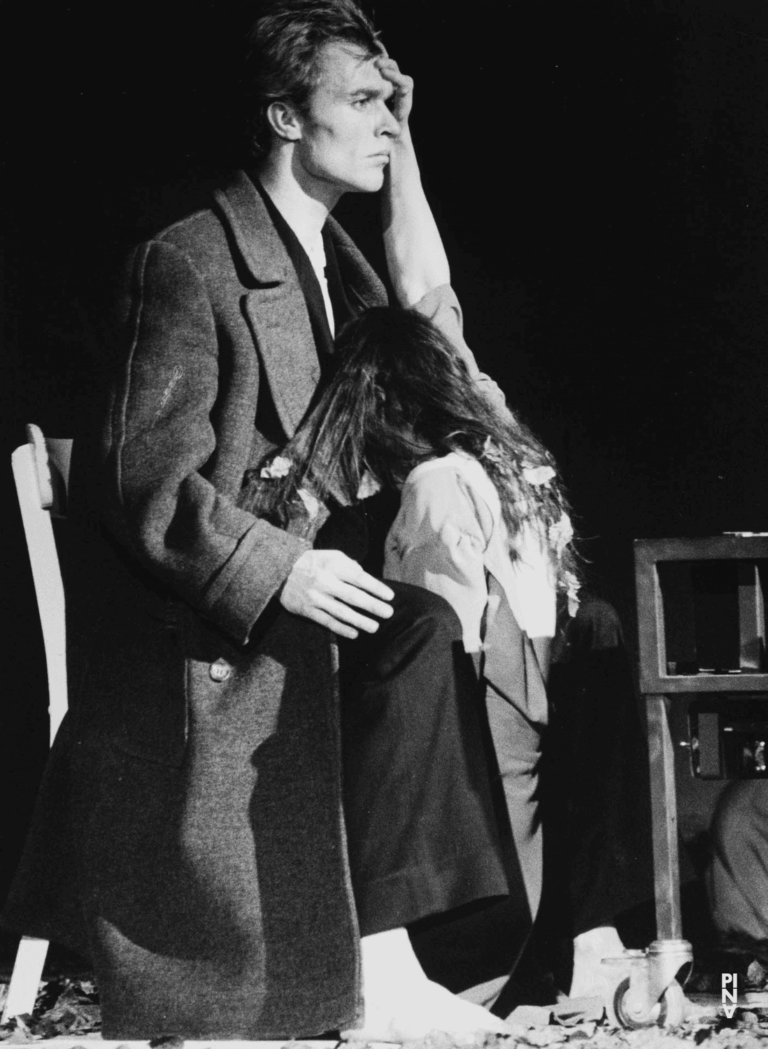 Hans Beenhakker dans « Barbe-Bleue. En écoutant un enregistrement sur bande magnétique de l’opéra de Béla Bartók « Le Château de Barbe-Bleue » » de Pina Bausch