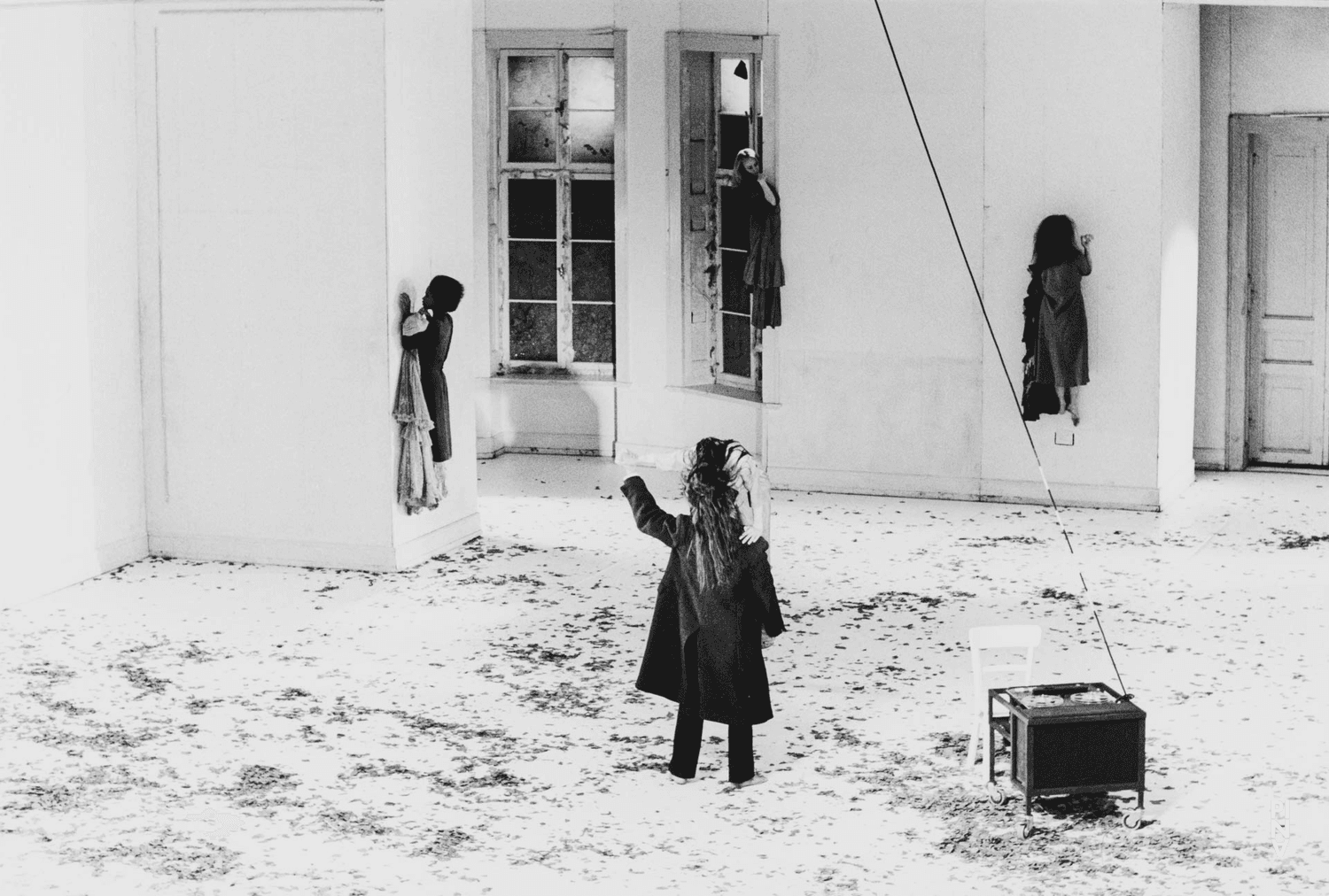 Regina Advento et Julie Shanahan dans « Barbe-Bleue. En écoutant un enregistrement sur bande magnétique de l’opéra de Béla Bartók « Le Château de Barbe-Bleue » » de Pina Bausch
