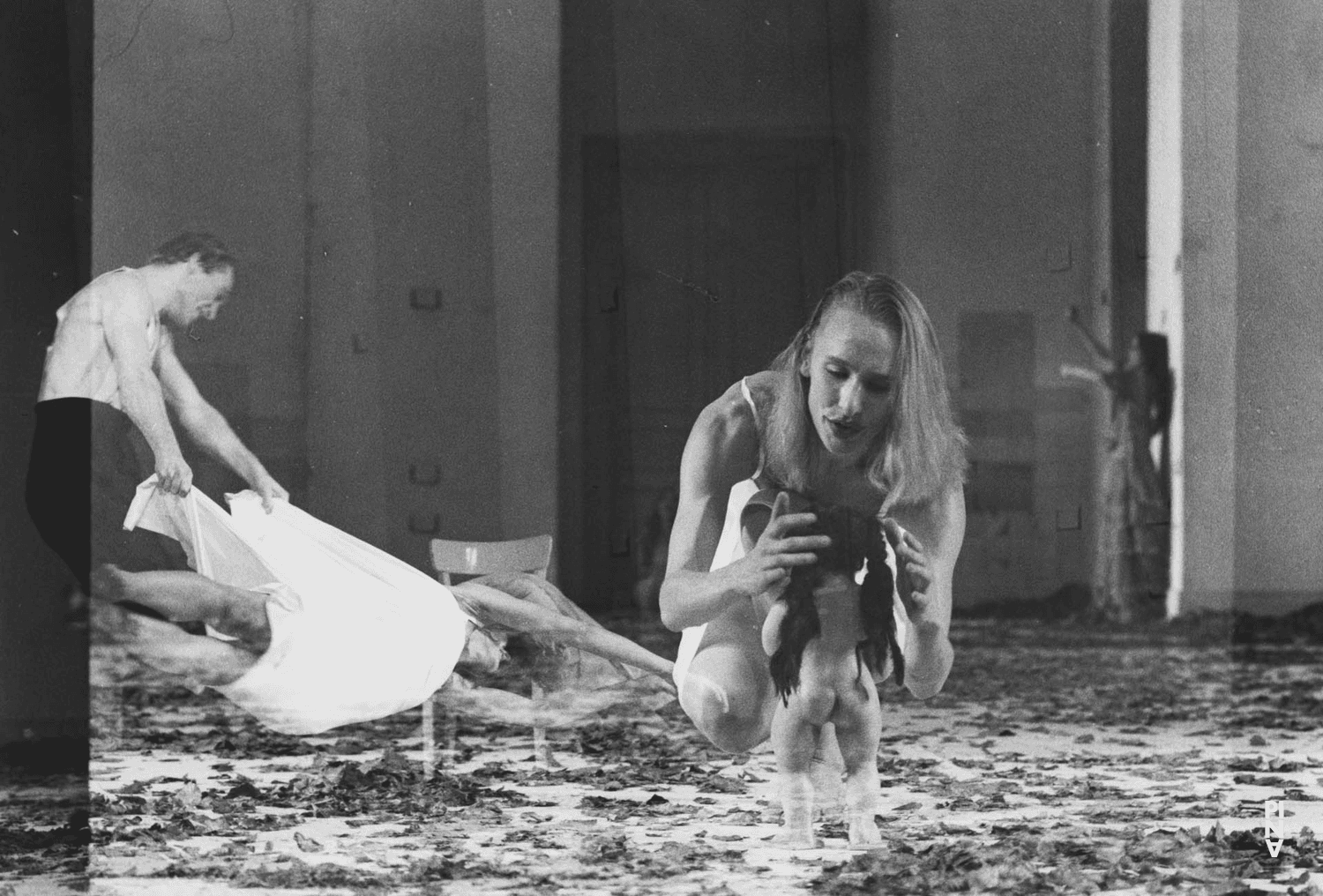 Julie Shanahan et Hans Beenhakker dans « Barbe-Bleue. En écoutant un enregistrement sur bande magnétique de l’opéra de Béla Bartók « Le Château de Barbe-Bleue » » de Pina Bausch