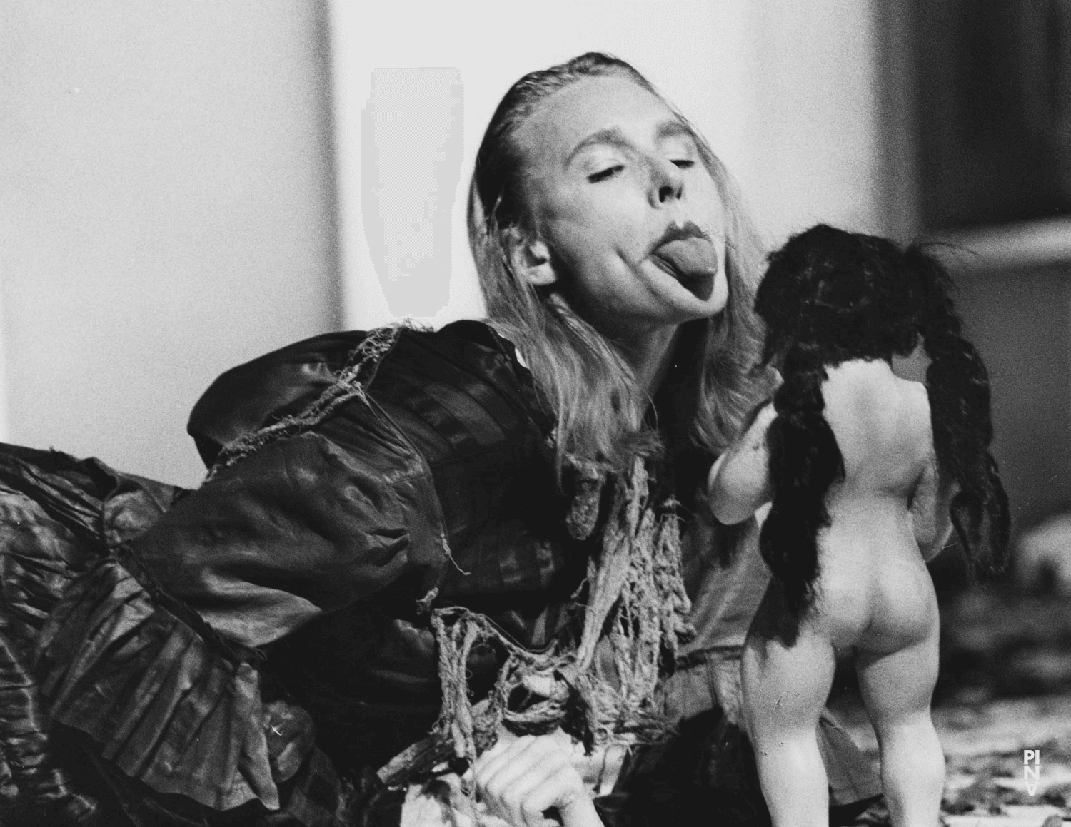 Julie Shanahan dans « Barbe-Bleue. En écoutant un enregistrement sur bande magnétique de l’opéra de Béla Bartók « Le Château de Barbe-Bleue » » de Pina Bausch