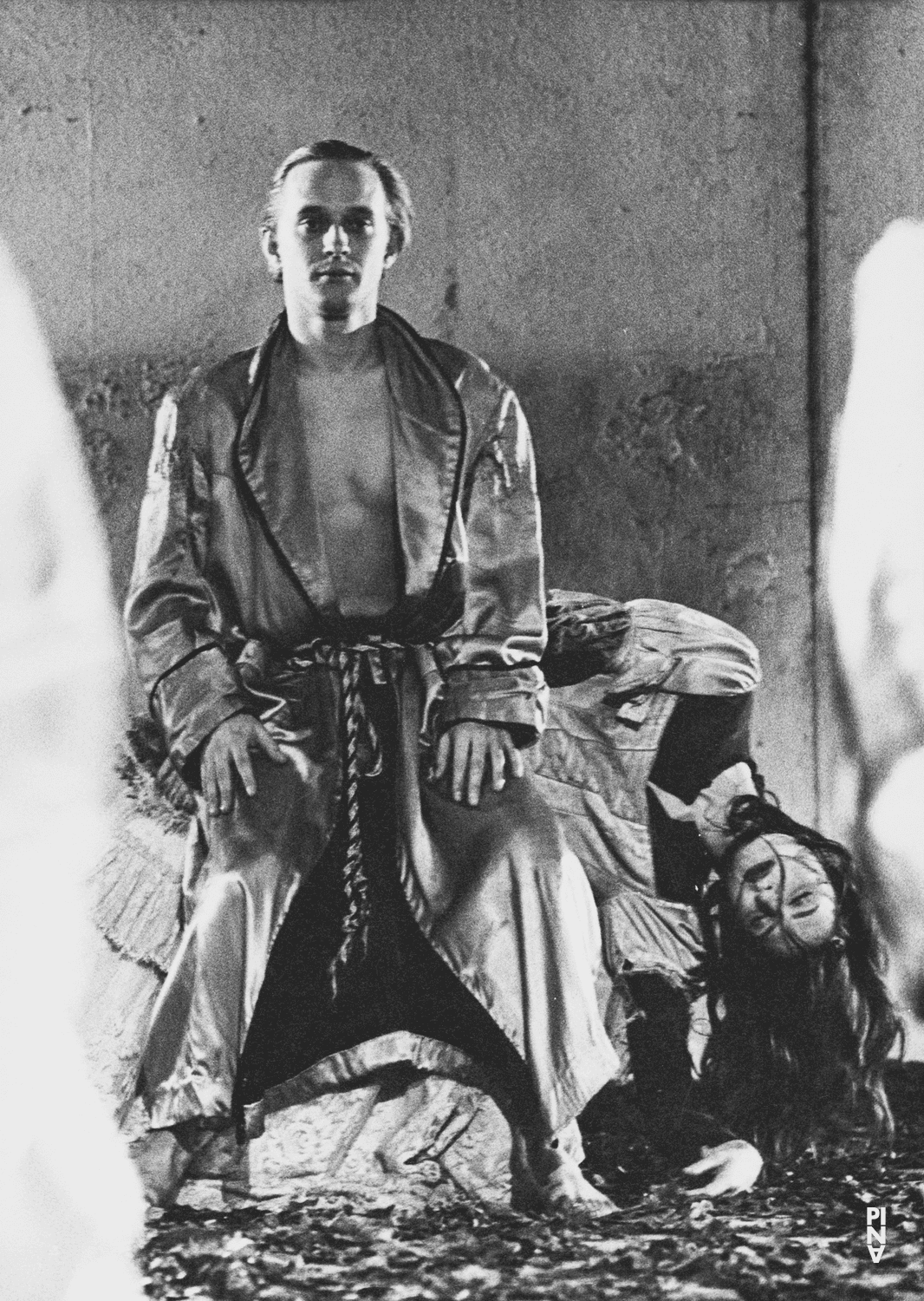 Janusz Subicz und Elena Majnoni in „Blaubart. Beim Anhören einer Tonbandaufnahme von Béla Bartóks Oper »Herzog Blaubarts Burg«“ von Pina Bausch