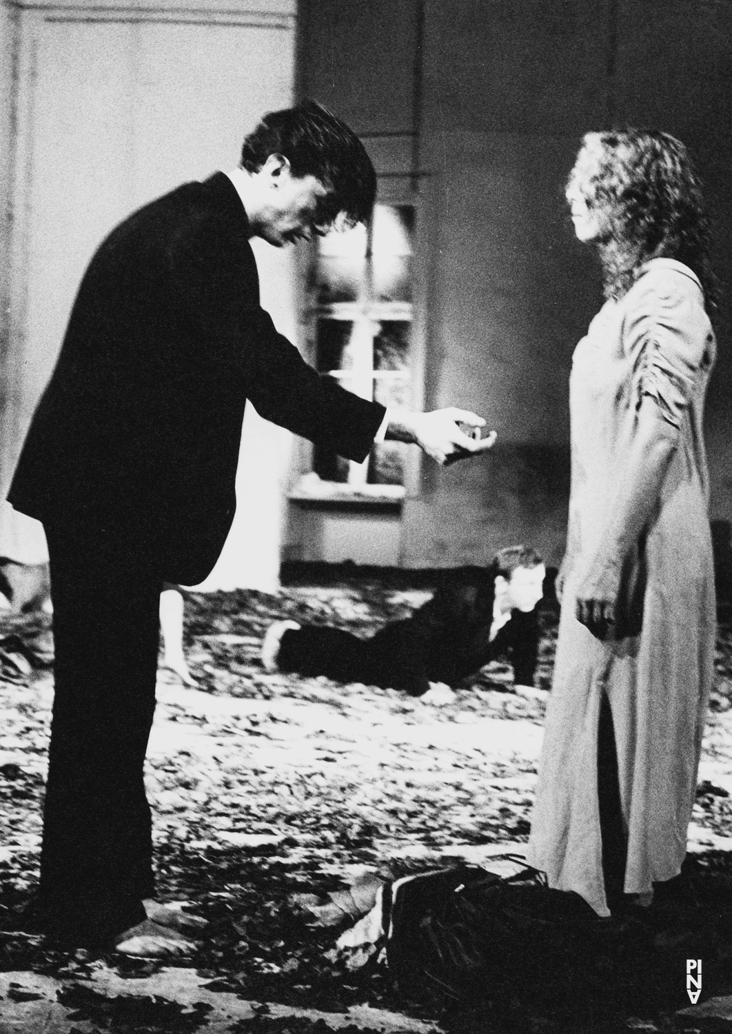 Jean Laurent Sasportes, Marion Cito und Hans Dieter Knebel in „Blaubart. Beim Anhören einer Tonbandaufnahme von Béla Bartóks Oper »Herzog Blaubarts Burg«“ von Pina Bausch