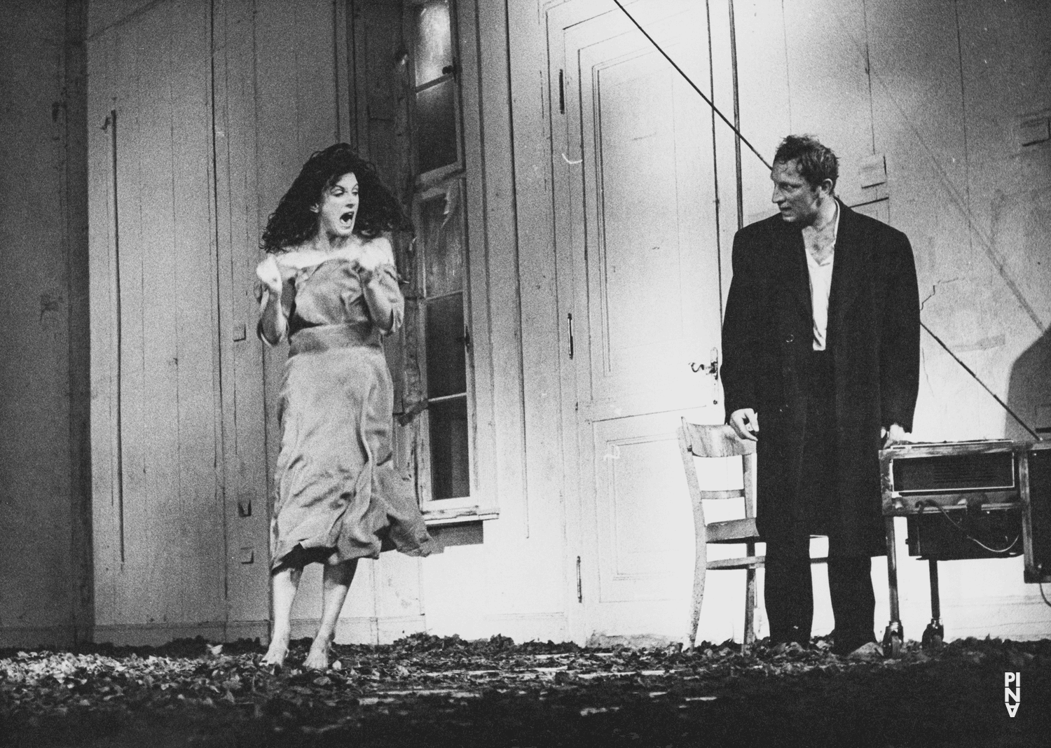 Hans Dieter Knebel et Meryl Tankard dans « Barbe-Bleue. En écoutant un enregistrement sur bande magnétique de l’opéra de Béla Bartók « Le Château de Barbe-Bleue » » de Pina Bausch
