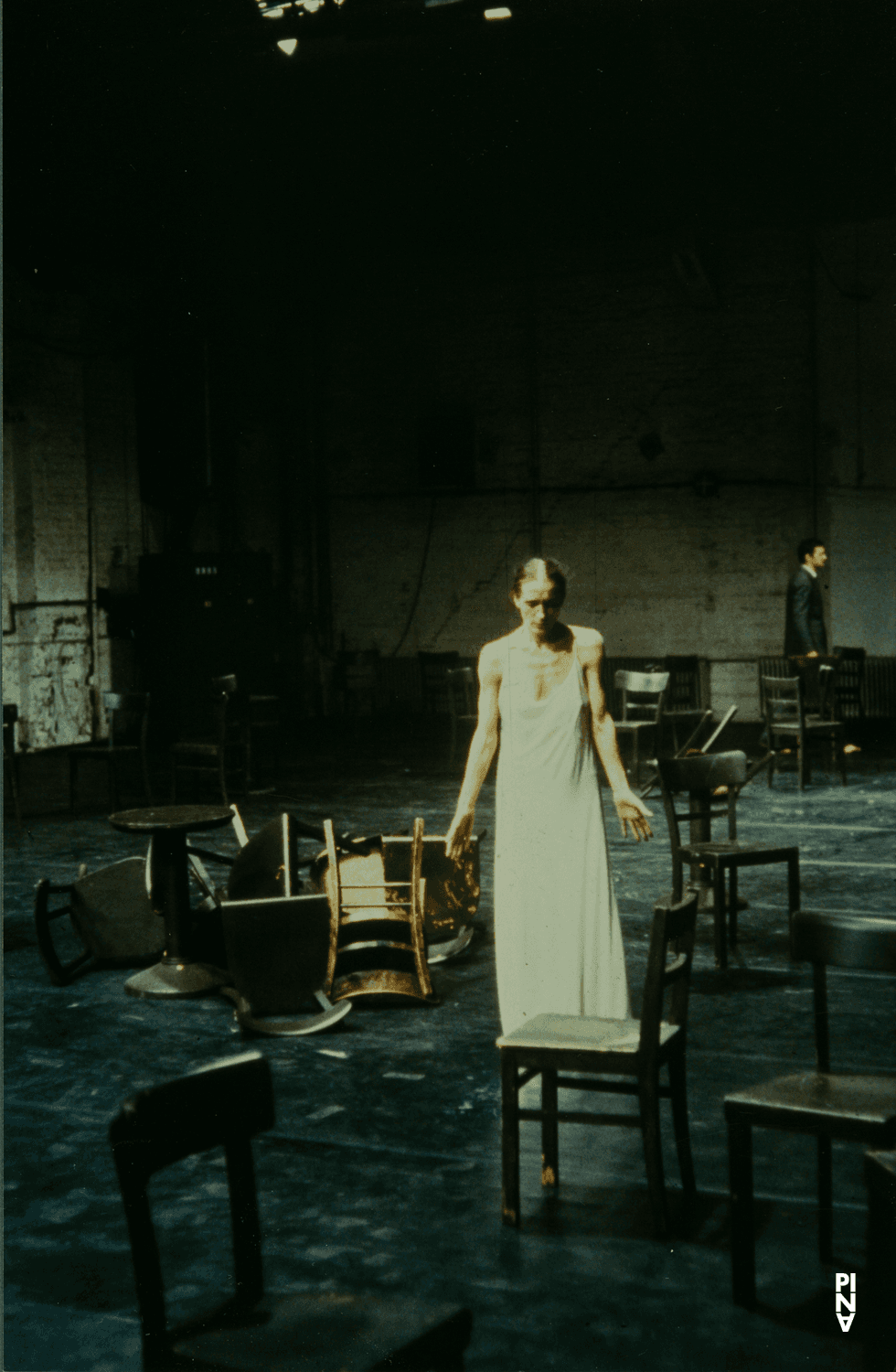 Pina Bausch et Jan Minařík dans « Café Müller » de Pina Bausch à Kampnagelfabrik Hamburg, saison 1984/85