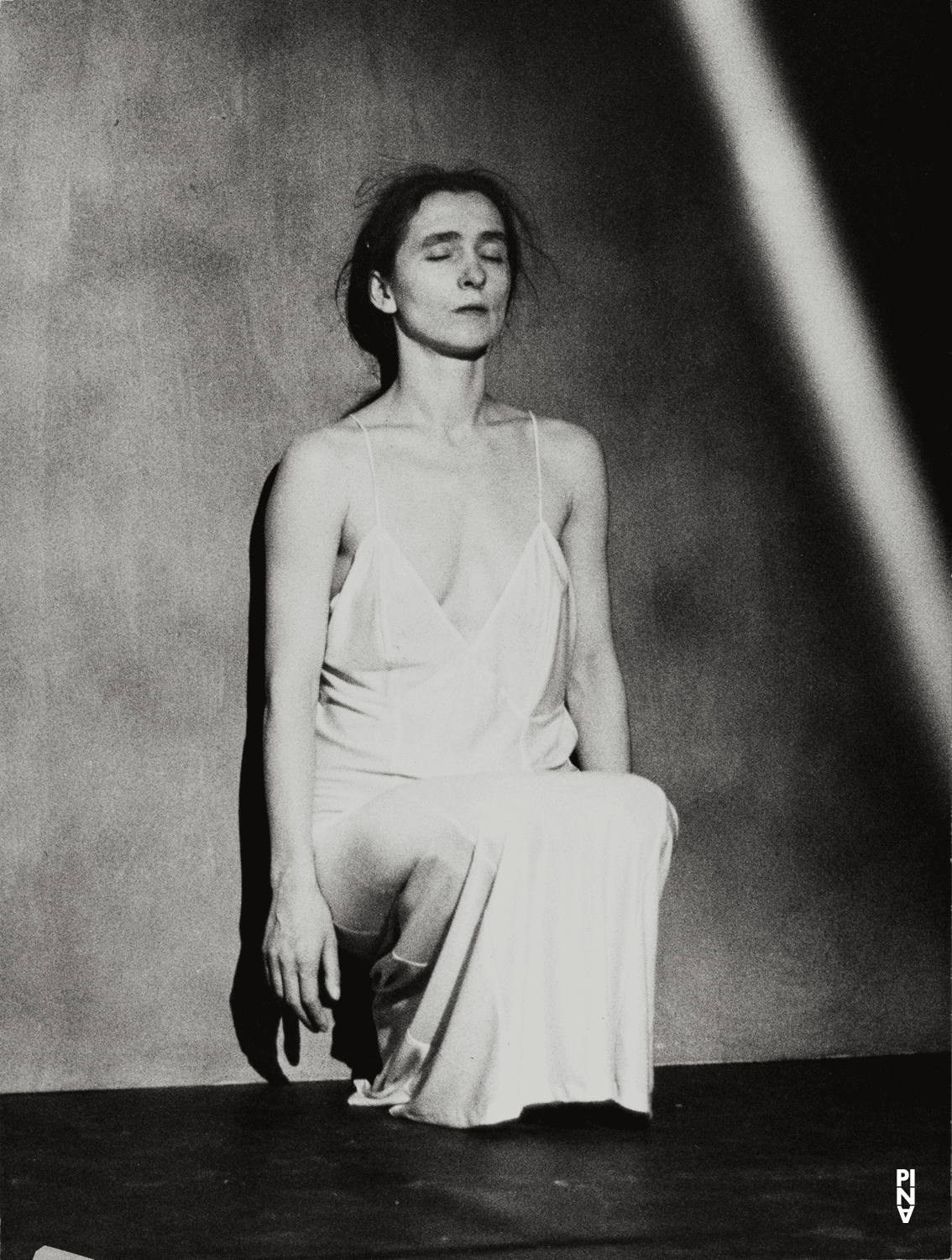 Pina Bausch in „Café Müller“ von Pina Bausch