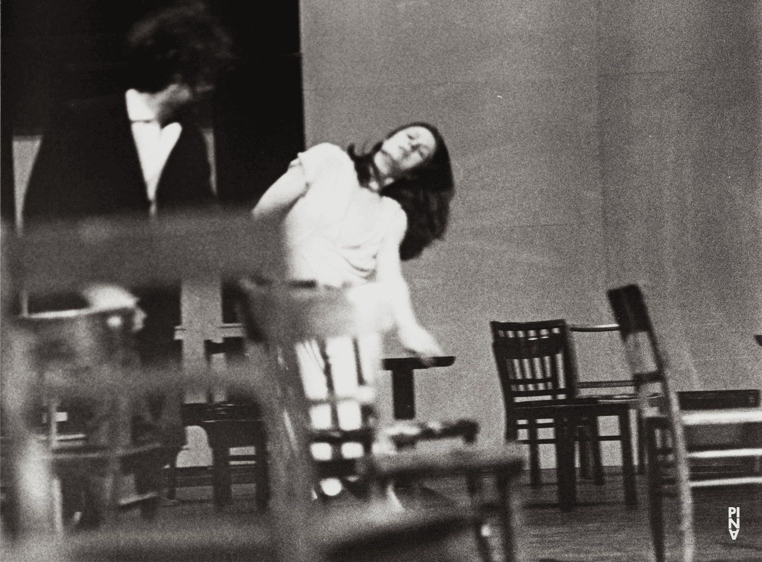 Malou Airaudo et Rolf Borzik dans « Café Müller » de Pina Bausch