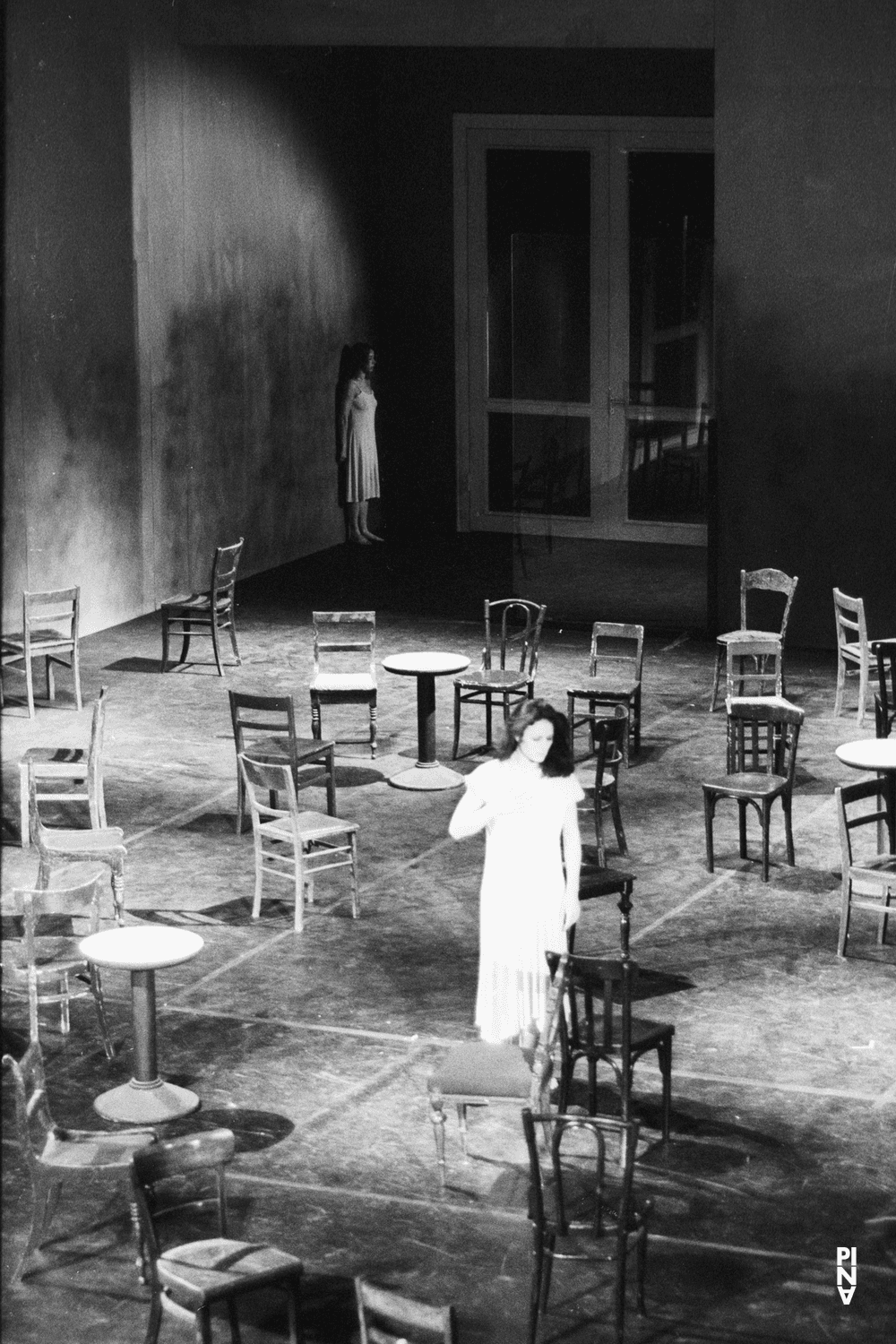 Malou Airaudo und Marion Cito in „Café Müller“ von Pina Bausch