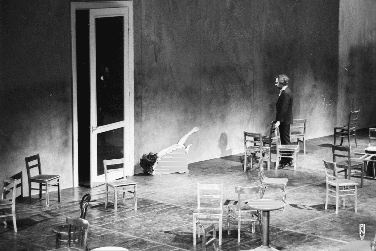 Malou Airaudo et Rolf Borzik dans « Café Müller » de Pina Bausch