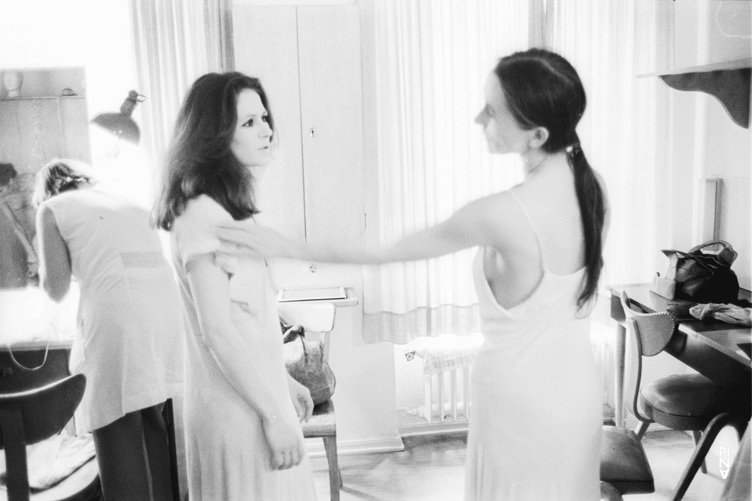 Pina Bausch und Malou Airaudo in „Café Müller“ von Pina Bausch