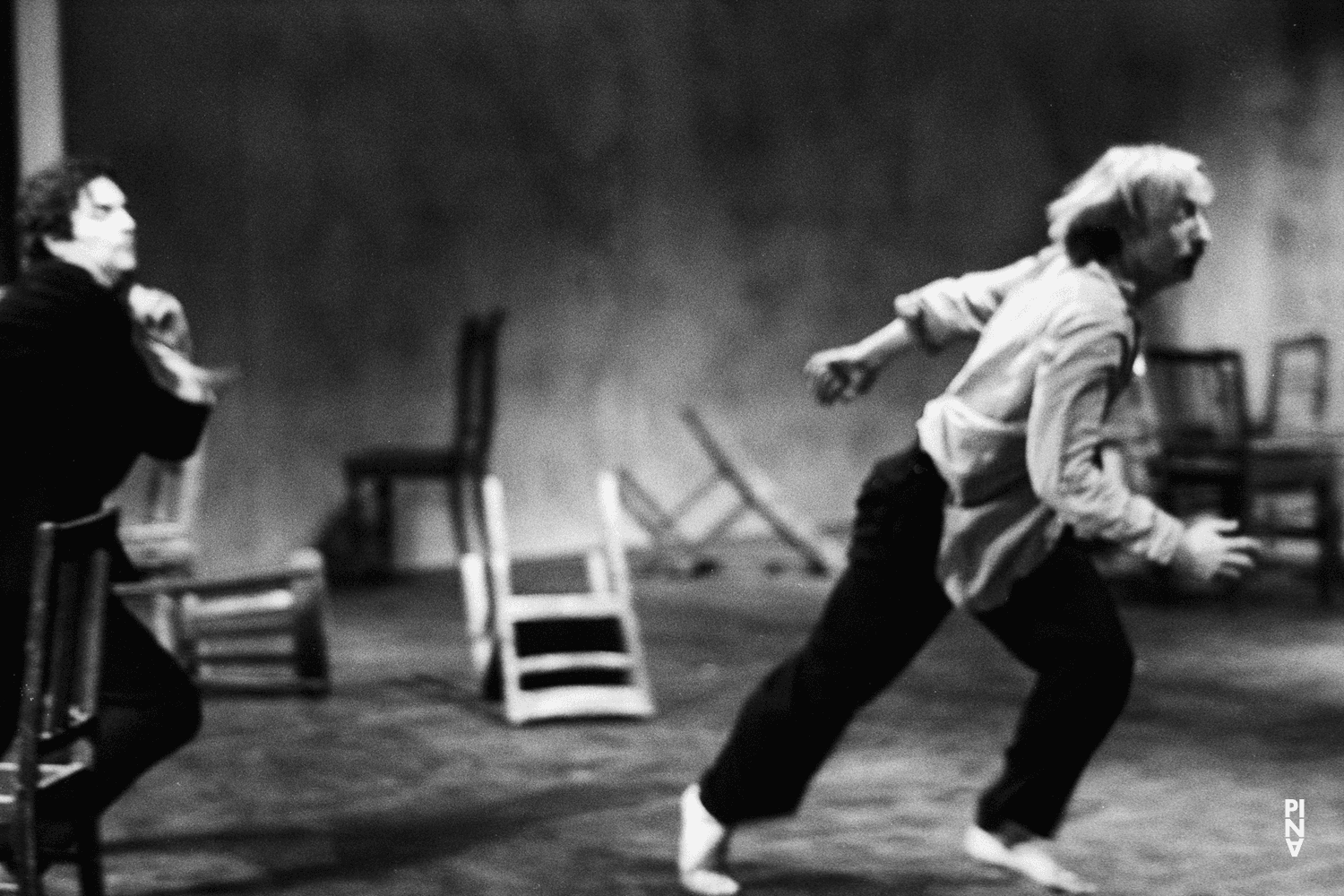 Dominique Mercy et Rolf Borzik dans « Café Müller » de Pina Bausch
