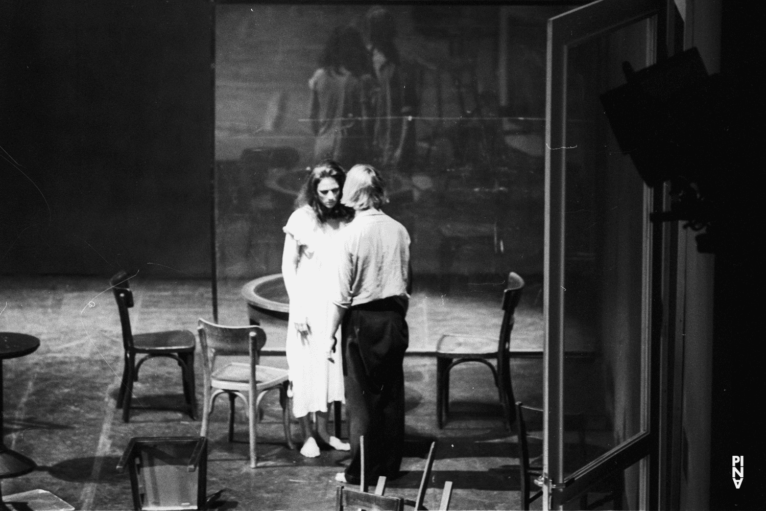 Malou Airaudo und Dominique Mercy in „Café Müller“ von Pina Bausch