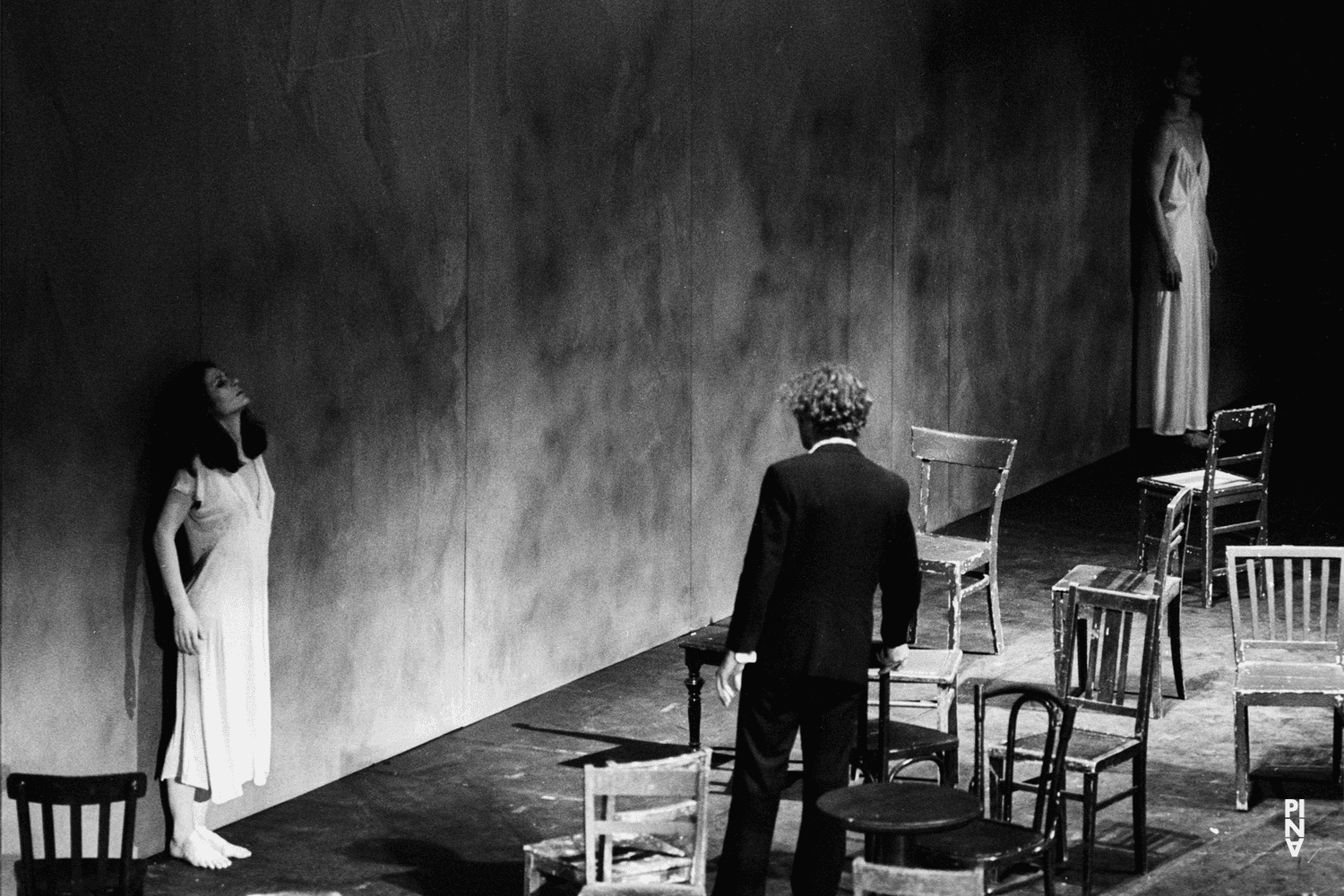Rolf Borzik, Malou Airaudo und Pina Bausch in „Café Müller“ von Pina Bausch