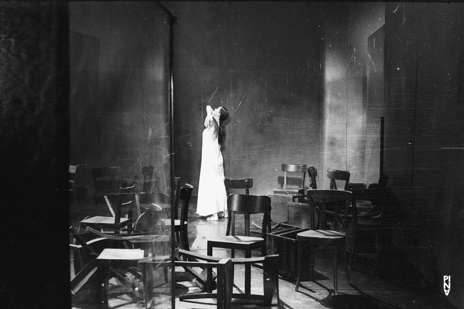 Pina Bausch in „Café Müller“ von Pina Bausch