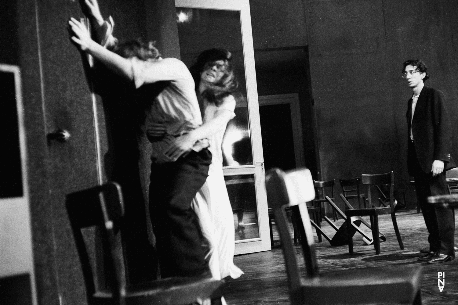 Dominique Mercy, Malou Airaudo und Jean Laurent Sasportes in „Café Müller“ von Pina Bausch