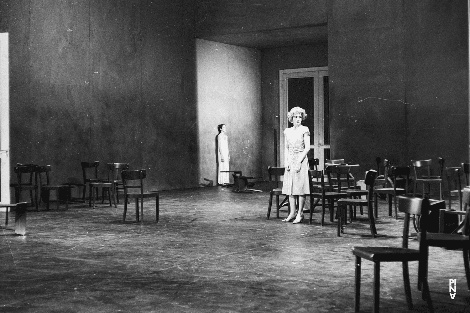 Meryl Tankard et Anne Martin dans « Café Müller » de Pina Bausch
