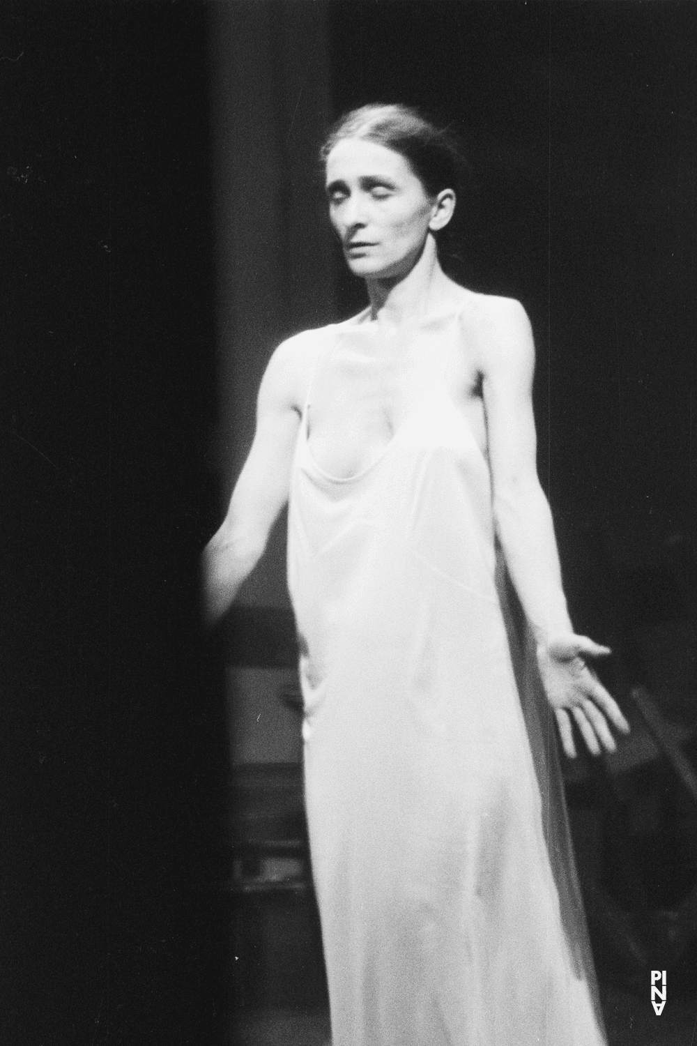 Pina Bausch dans « Café Müller » de Pina Bausch