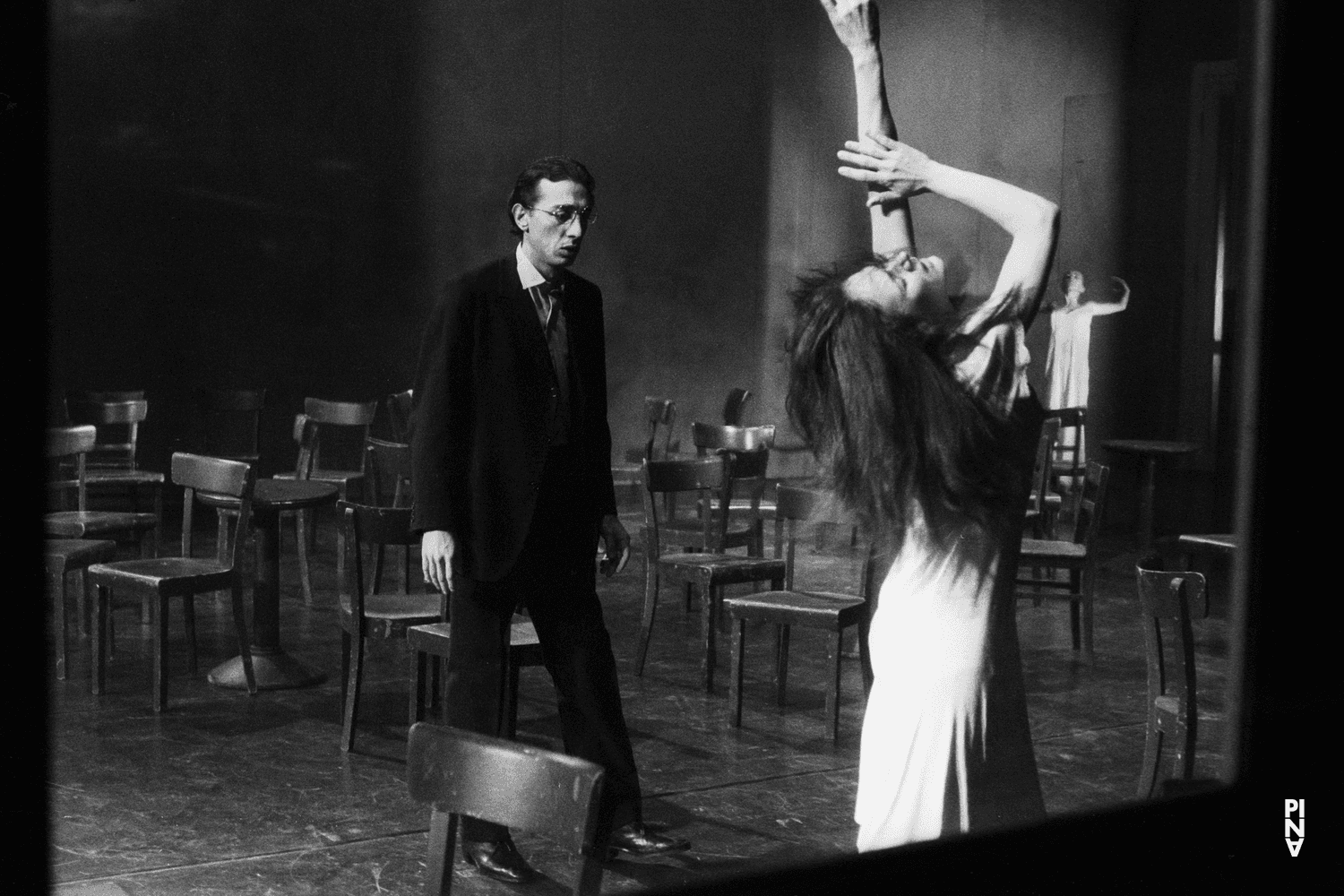 Malou Airaudo, Jean Laurent Sasportes und Pina Bausch in „Café Müller“ von Pina Bausch