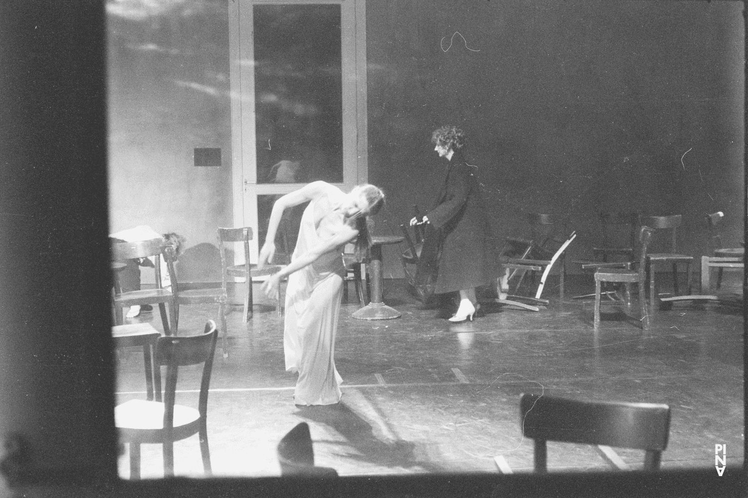 Pina Bausch und Meryl Tankard in „Café Müller“ von Pina Bausch