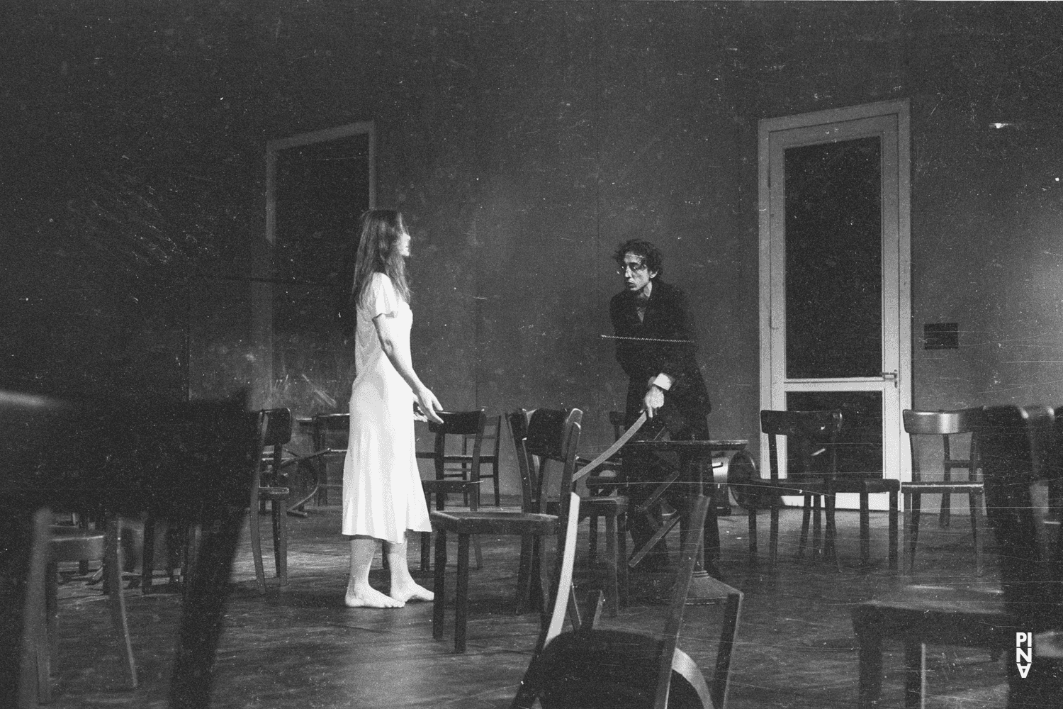 Malou Airaudo und Jean Laurent Sasportes in „Café Müller“ von Pina Bausch