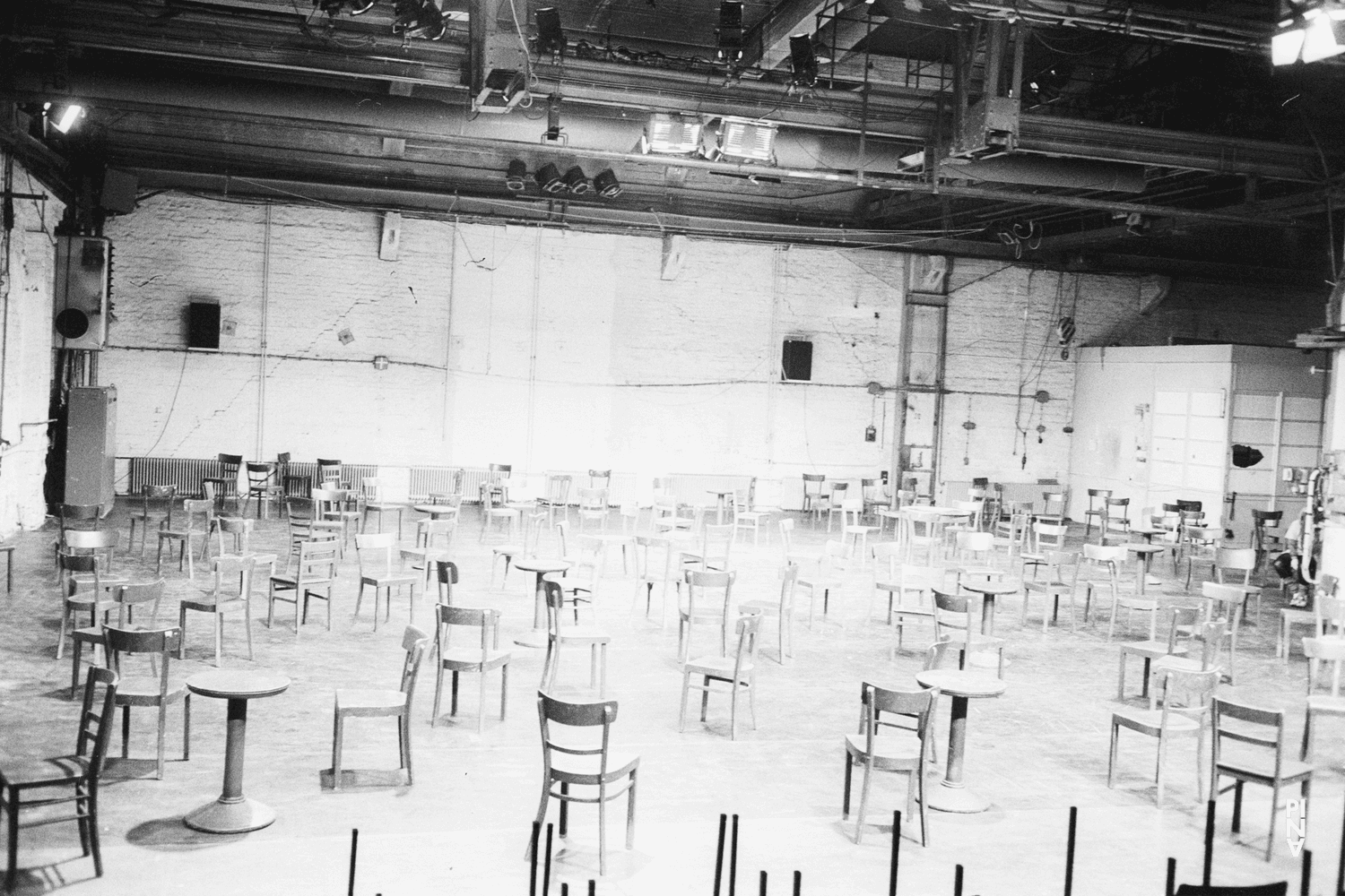 „Café Müller“ von Pina Bausch in der Kampnagelfabrik Hamburg, Spielzeit 1984/85