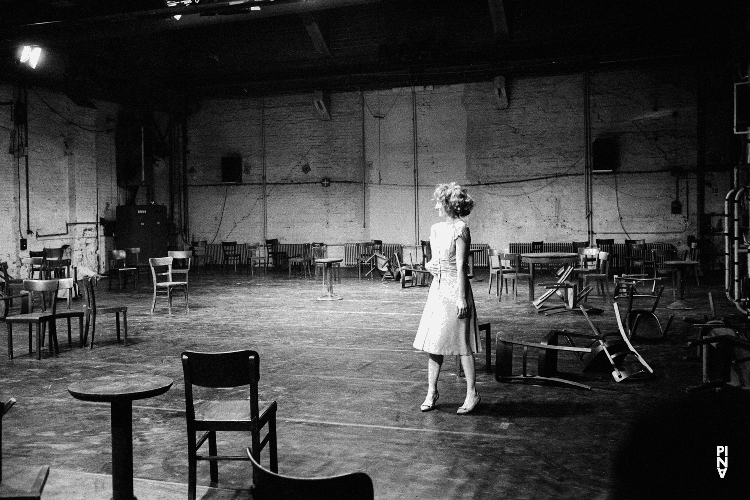 Nazareth Panadero und Pina Bausch in „Café Müller“ von Pina Bausch in der Kampnagelfabrik Hamburg, Spielzeit 1984/85