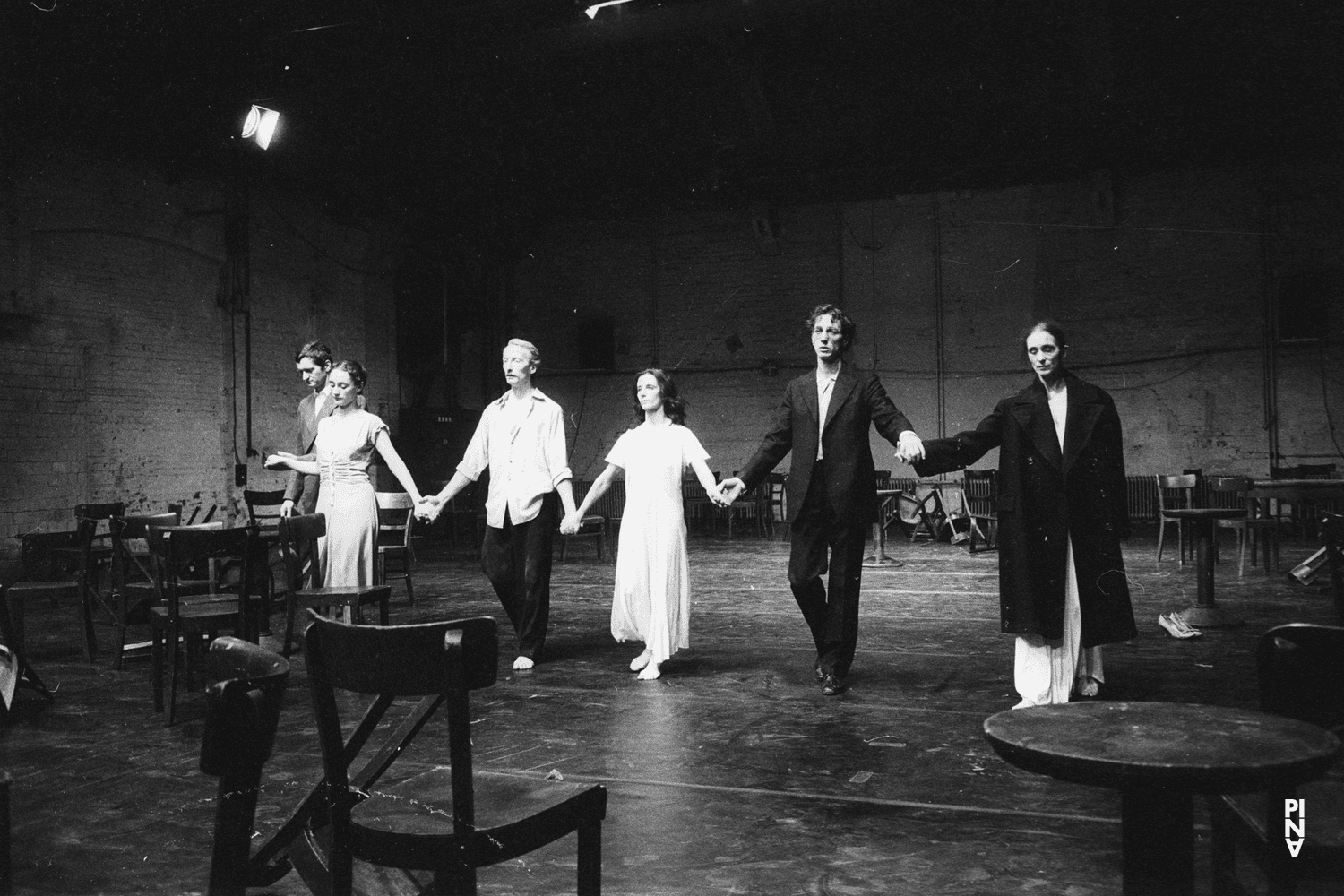 „Café Müller“ von Pina Bausch in der Kampnagelfabrik Hamburg, Spielzeit 1984/85