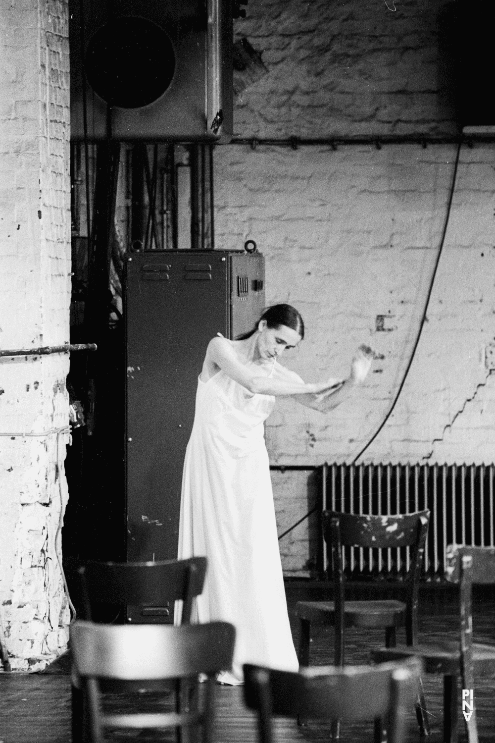 Pina Bausch dans « Café Müller » de Pina Bausch à Kampnagelfabrik Hamburg, saison 1984/85