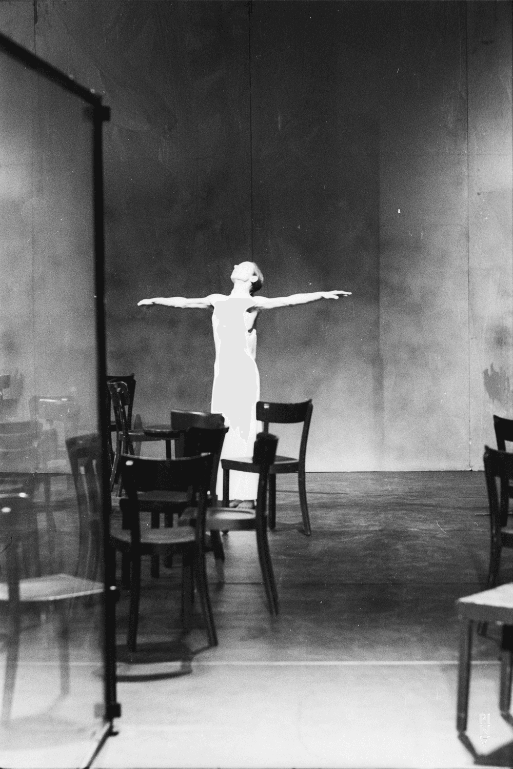 Anne Martin dans « Café Müller » de Pina Bausch