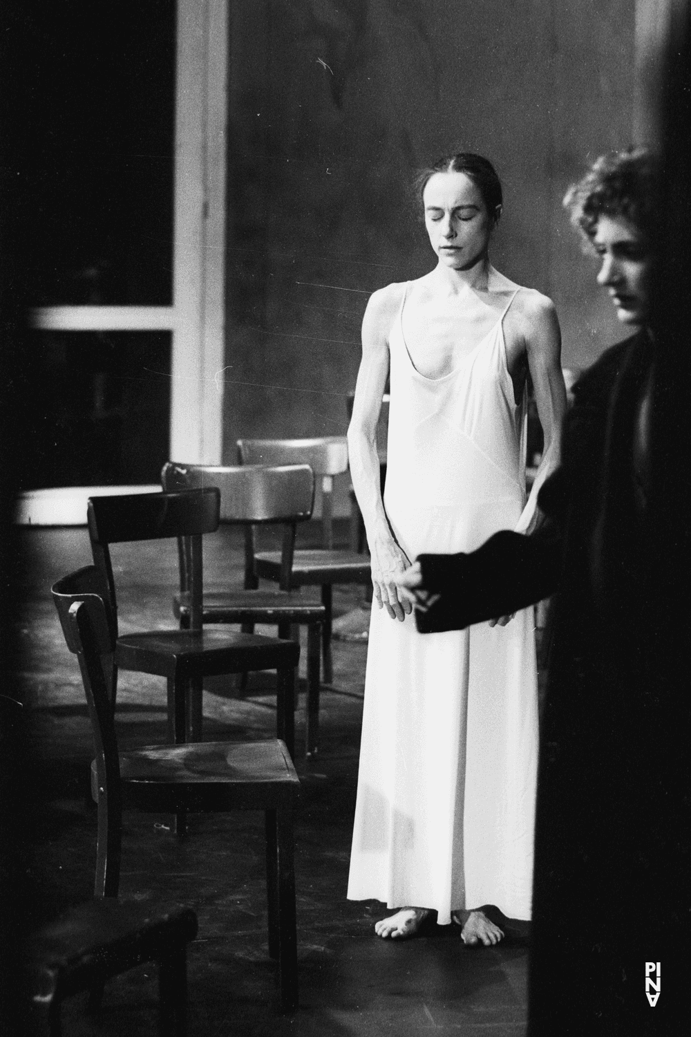 Meryl Tankard et Anne Martin dans « Café Müller » de Pina Bausch