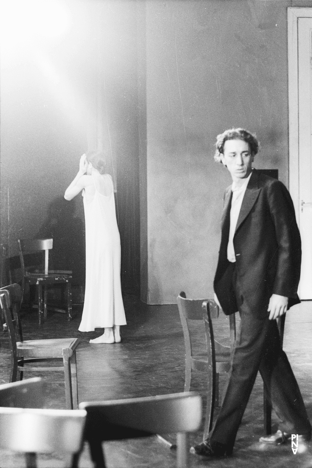 Anne Martin und Jean Laurent Sasportes in „Café Müller“ von Pina Bausch